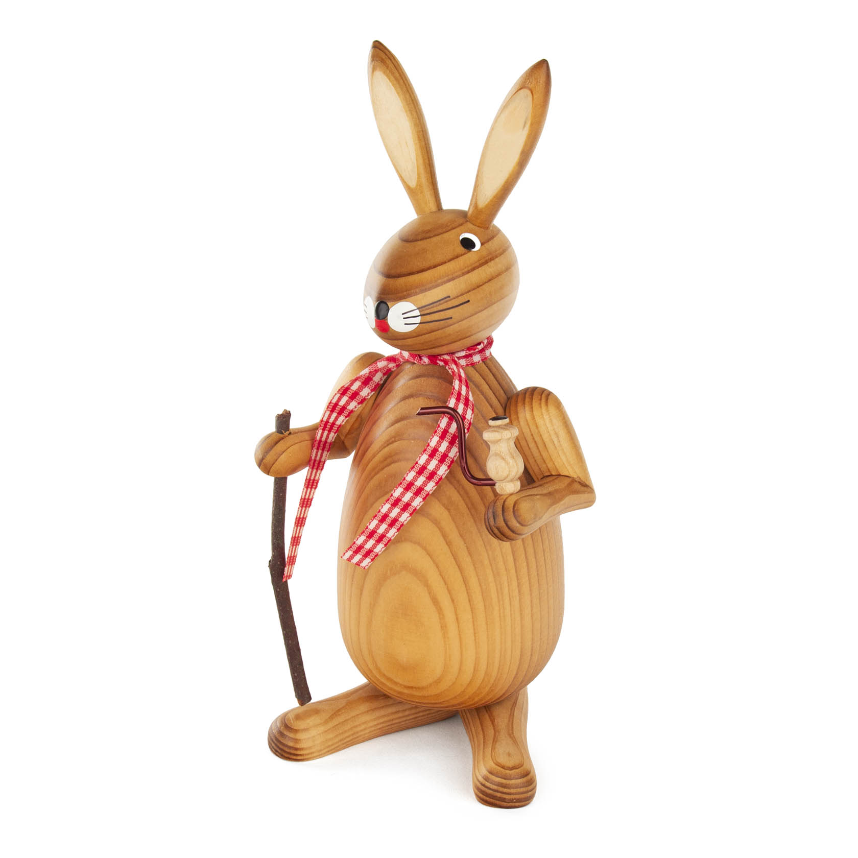Holzfigur eines Hasen mit rotem Karoschal, Wanderstock und geschlossenen Augen, wirkt entspannt und freundlich. im Dregeno Online Shop günstig kaufen