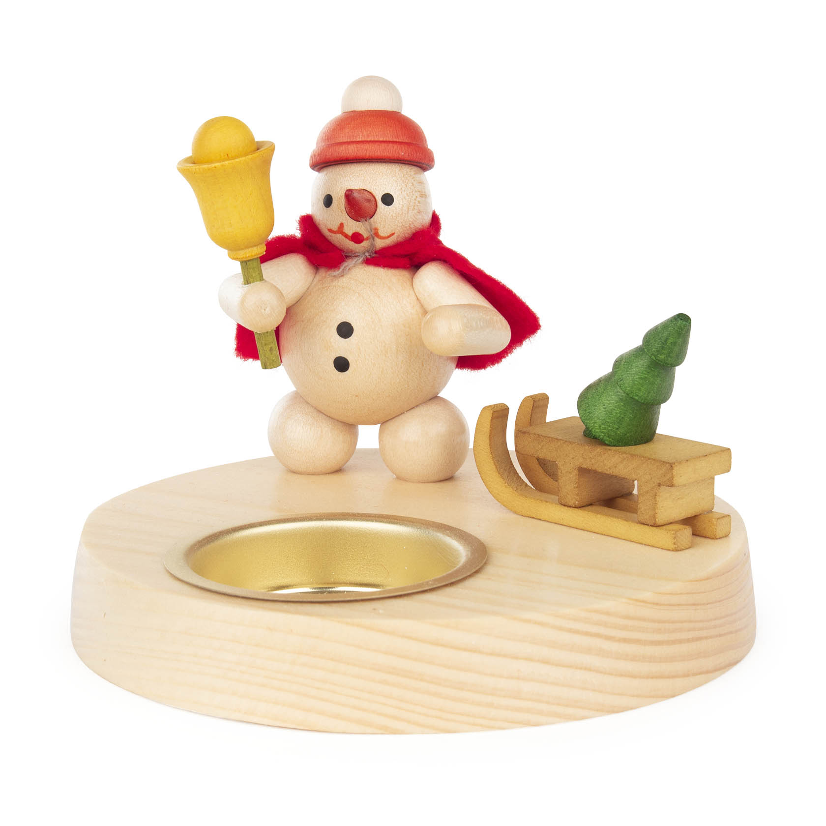 Holz-Teelichthalter in Naturfarbe, verziert mit einem Schneemann in roter Mütze und Schal, der eine gelbe Glocke hält. Daneben ein kleiner Holzschlitten mit Mini-Weihnachtsbaum. im Dregeno Online Shop günstig kaufen