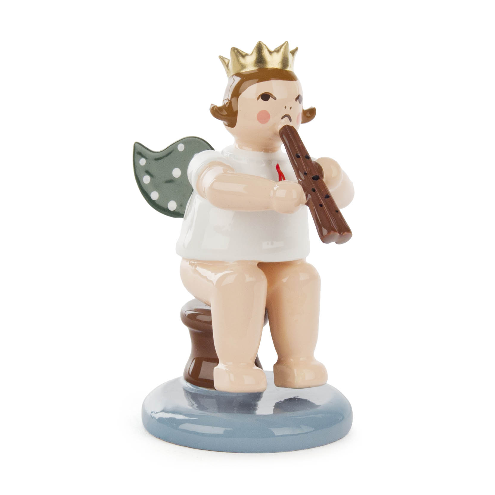 A sitting angel figurine with a crown and double flute, featuring green wings with white dots and short brown hair, positioned on a small stool. im Dregeno Online Shop günstig kaufen