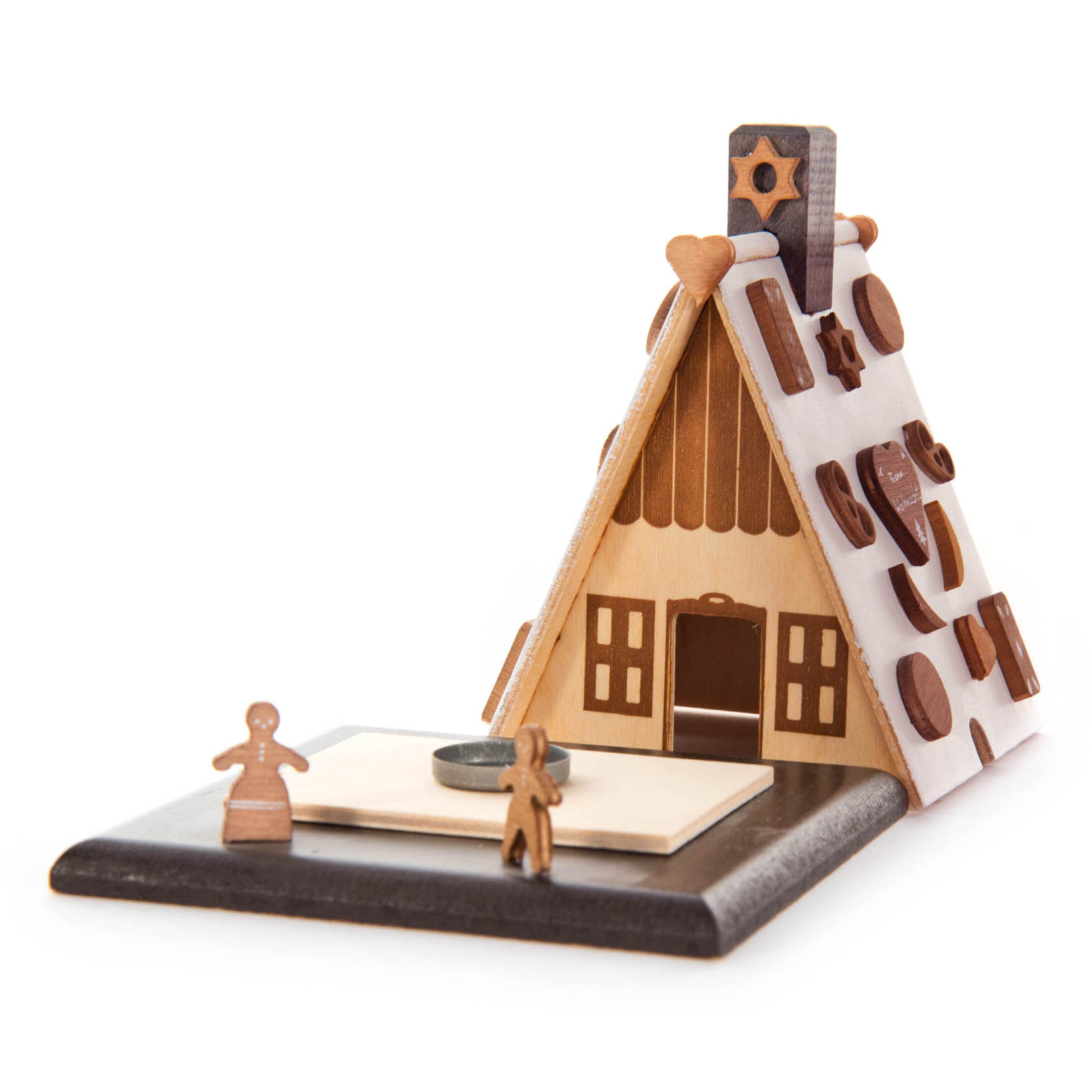 Ein Bastelset für ein Knusperhaus mit einem schlichten Holzhäuschen auf einer Basis, verziert mit Lebkuchenmännchen und Schokoladendetails.