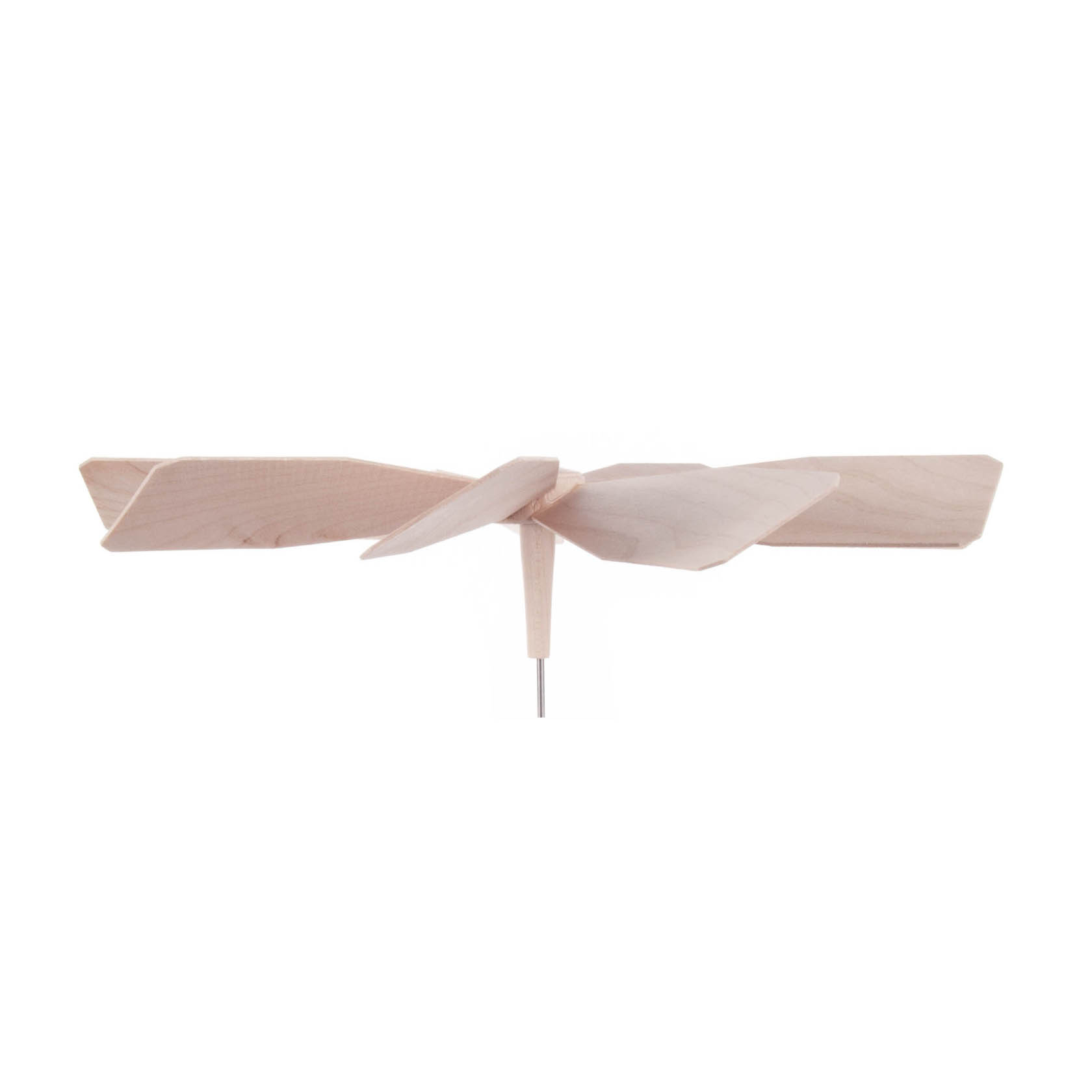 Ein hölzernes Flügelrad mit drei flachen, länglichen Flügeln, die an einem zentralen Punkt verbunden sind. Es ähnelt einem einfachen Propeller.