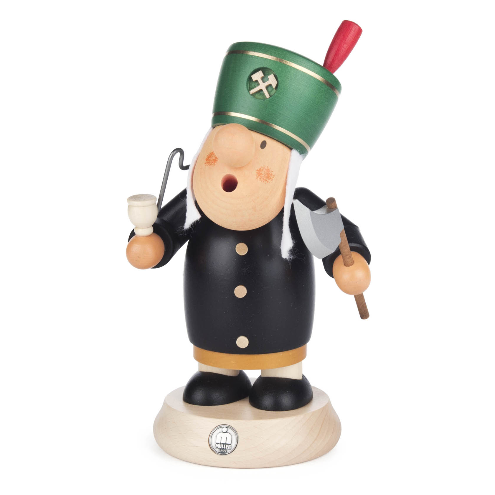Ein Räuchermann-Figur in traditioneller Bergmann-Kleidung mit grünem Hut, hält eine Pfeife und eine Axt, steht auf einem runden Sockel. im Dregeno Online Shop günstig kaufen