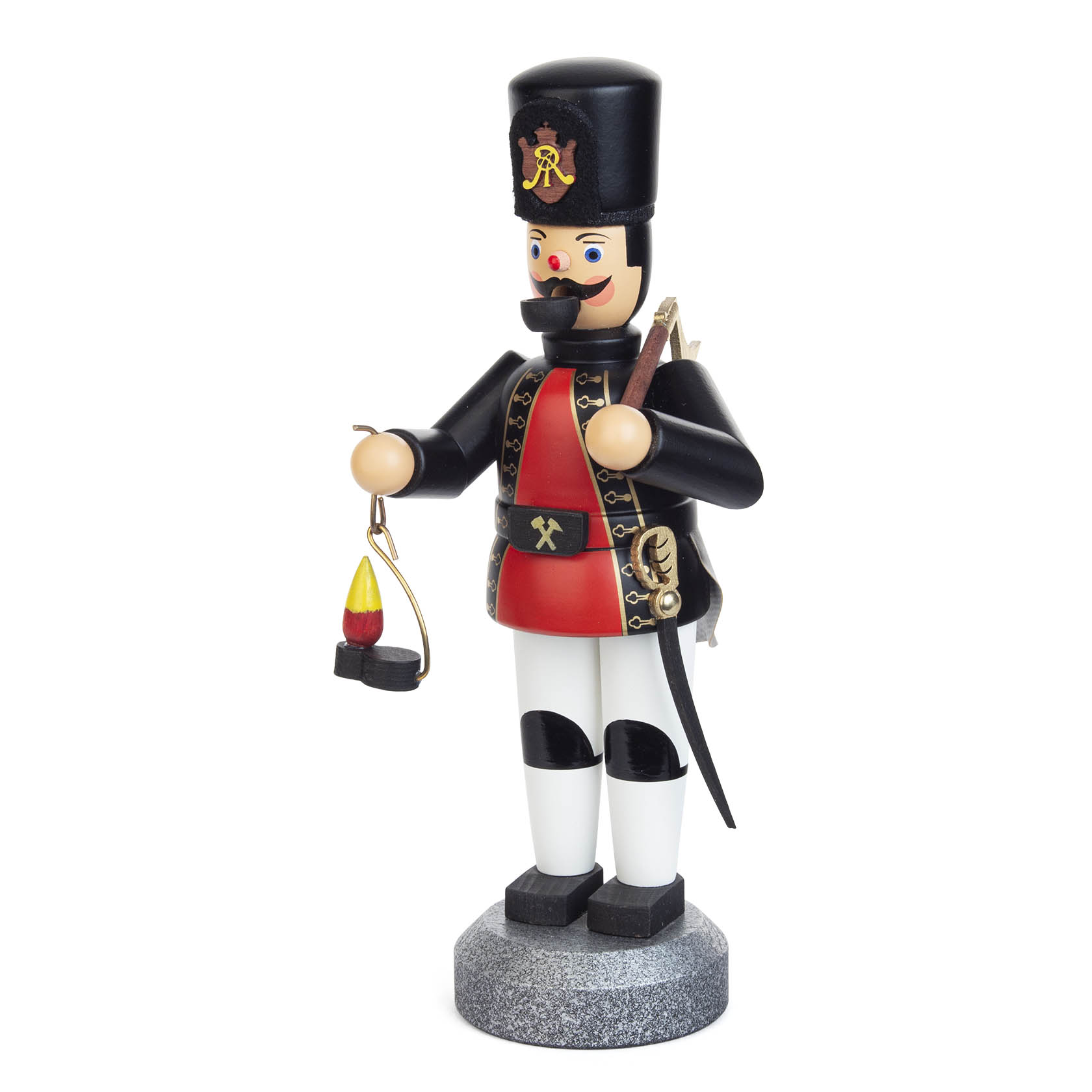 Ein traditioneller Räuchermann in Form eines Bergmanns, trägt Bergmannskleidung mit schwarzer Mütze und roten Details, hält eine Laterne in der Hand.