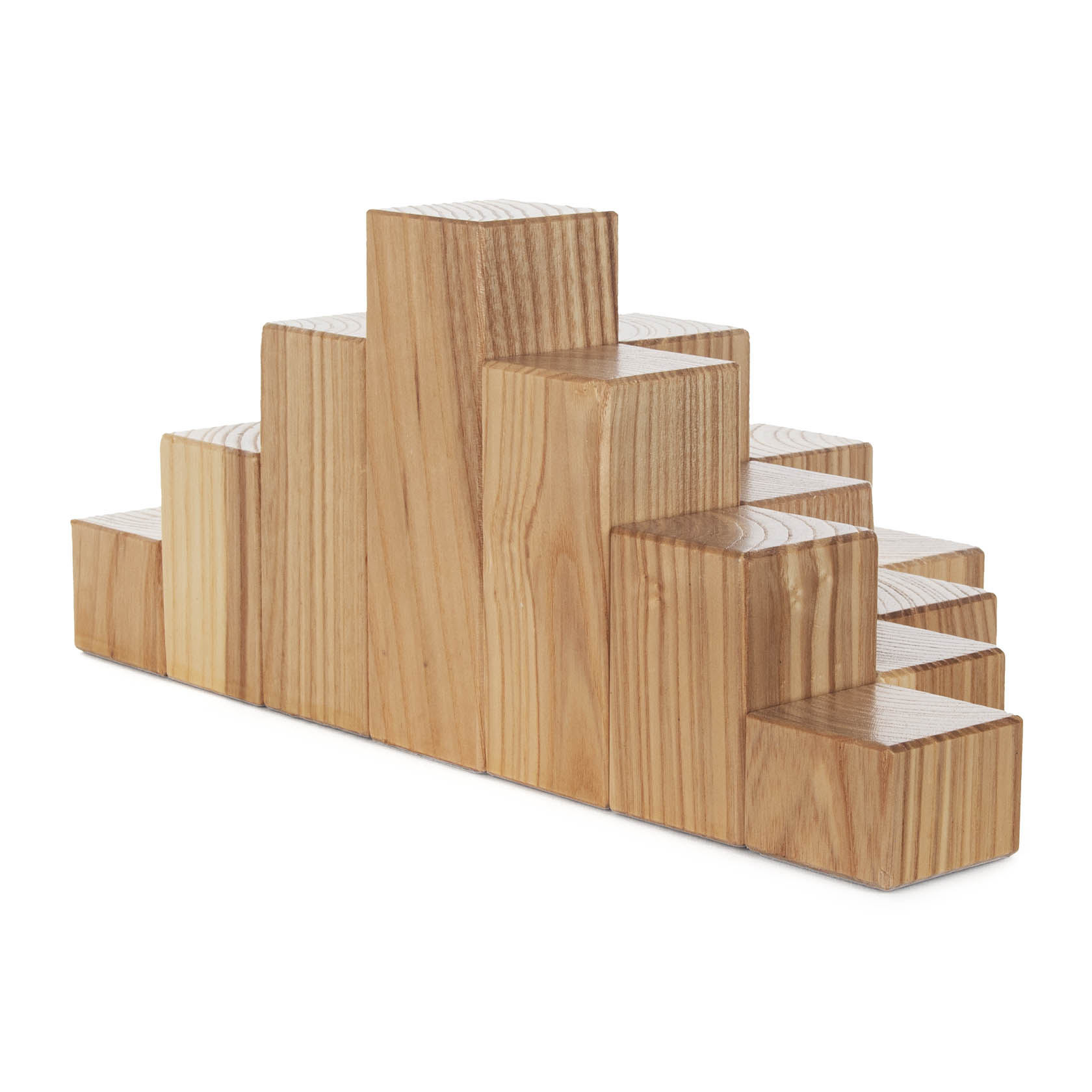 Braune Würfeltreppe mit 16 Podesten, gestaffelt, jedes Podest ist 4x4 cm groß aus Holz.