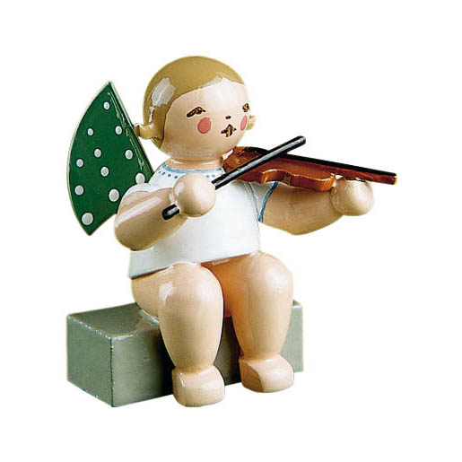 A wooden angel figurine with green wings, sitting on a block, playing a violin. The angel has simple, painted facial features and wears a white outfit. im Dregeno Online Shop günstig kaufen