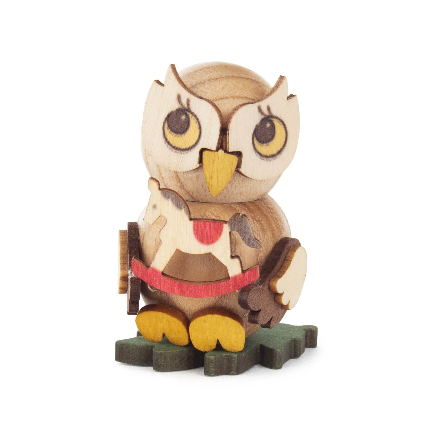 Holzfigur eines Eulenkinds, das ein kleines Schaukelpferd hält. Die Figur ist detailliert und liebevoll gestaltet. im Dregeno Online Shop günstig kaufen
