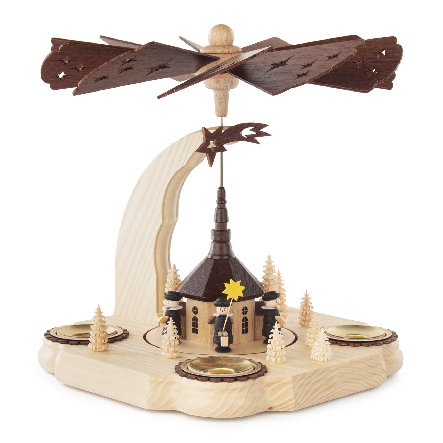 Eine hölzerne Weihnachtspyramide mit einer Seiffener Kirche, umgeben von kleinen Kurrende-Sängern und Tannenbäumen. Oben rotieren Flügel, angetrieben von Kerzenwärme.