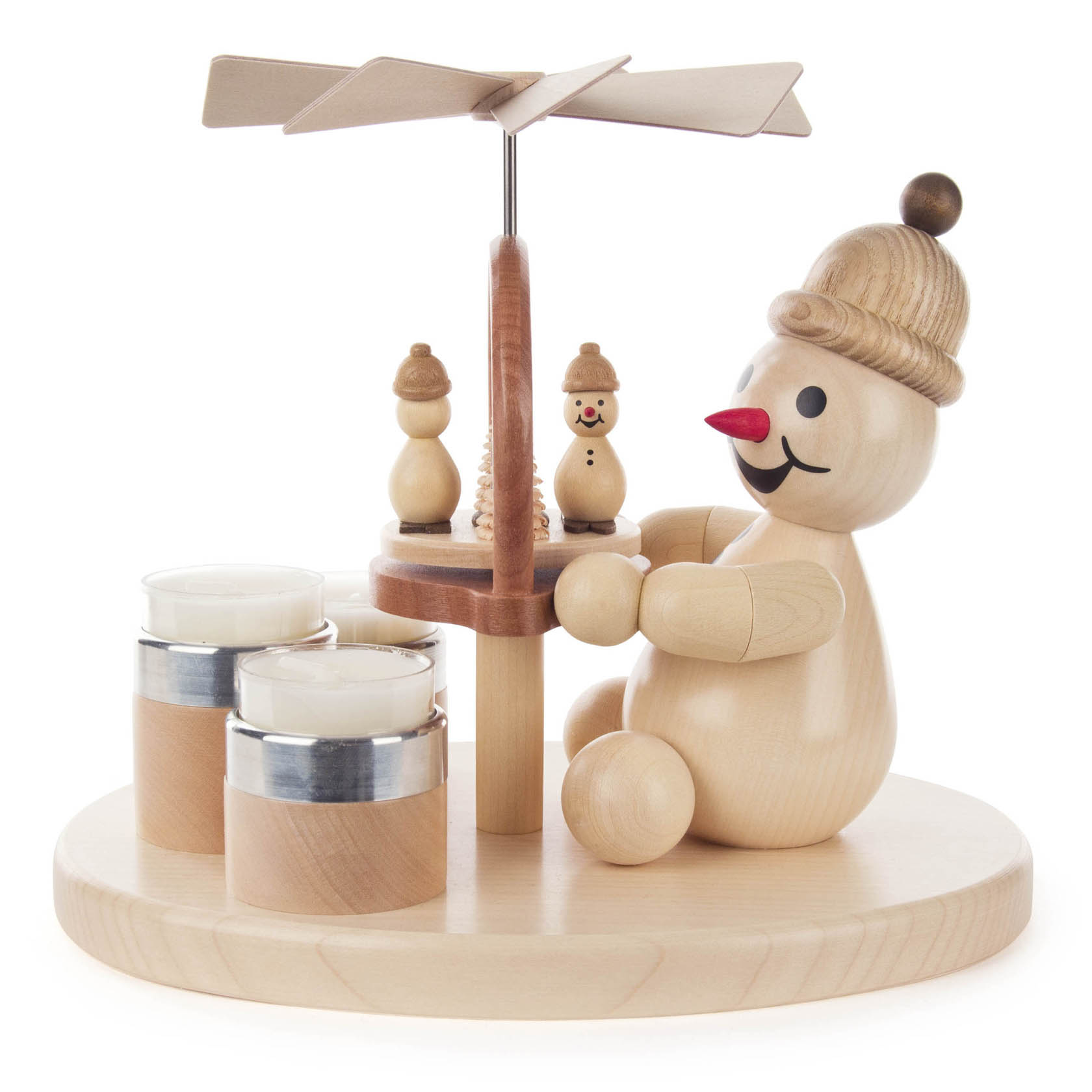 Eine kleine Holzweihnachtspyramide mit einem fröhlichen Schneemann, zwei Figuren und Halterungen für Teelichter, darauf ein sich drehendes Flügelrad.