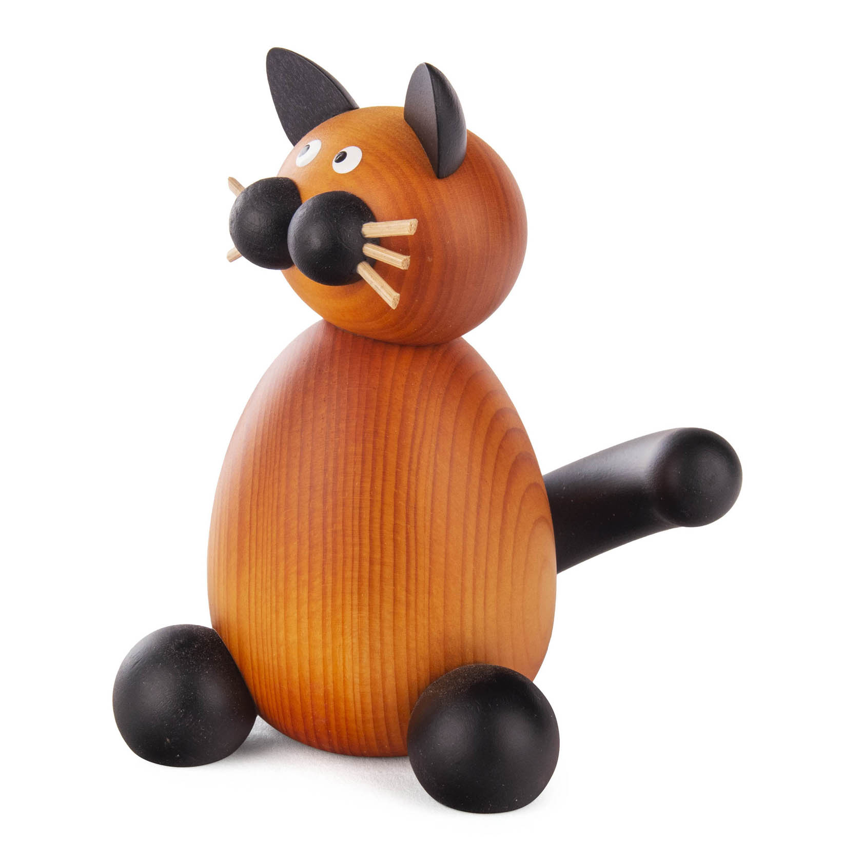 Holzfigur einer sitzenden Katze mit Rundungen: runde Öhrchen, kugeliger Schwanz, runde schwarze Pfoten und ein kugeliger schwarzer Kopf.