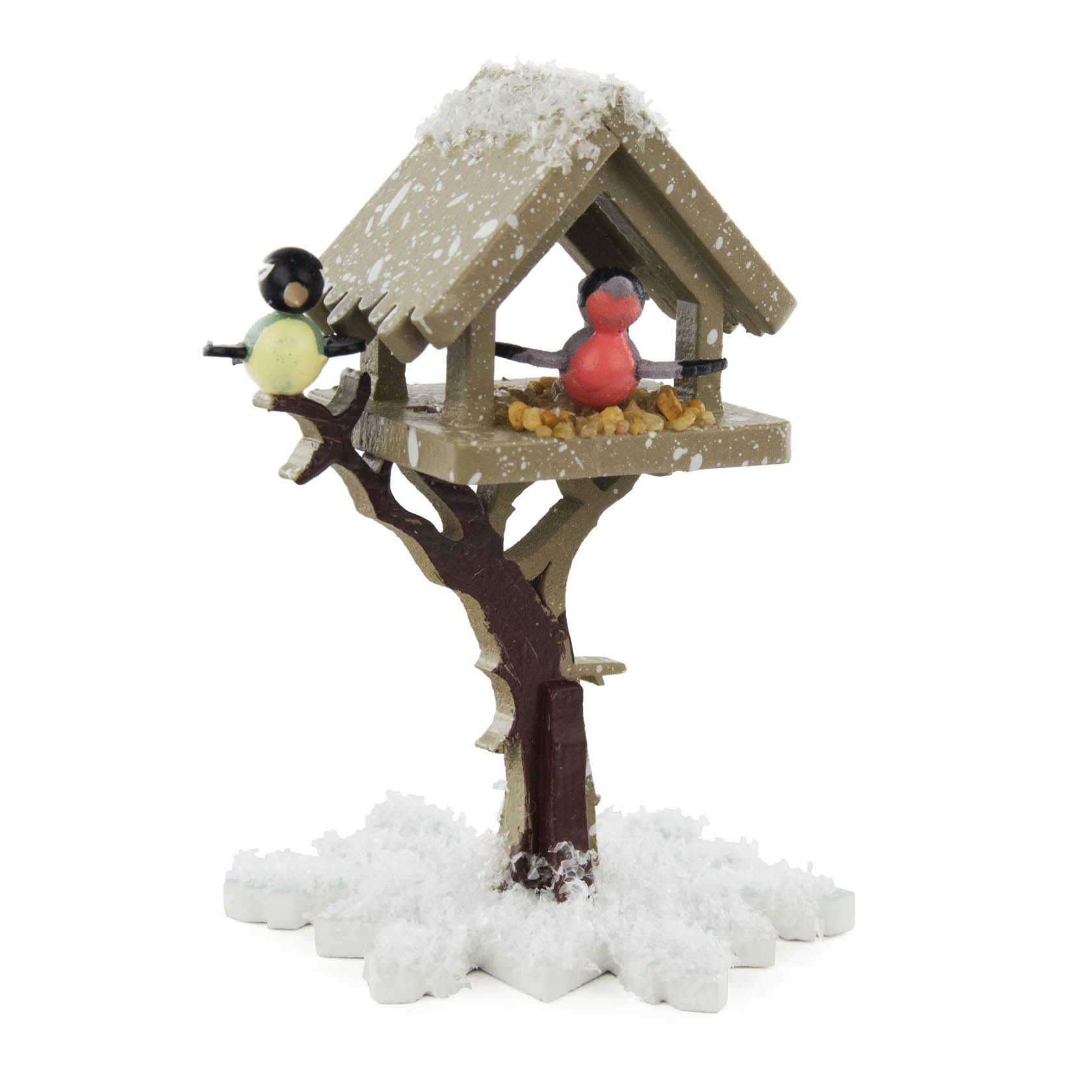 A small wooden birdhouse on a branch with two toy birds, one black and white, one red and black. Snow is lightly sprinkled on the roof. im Dregeno Online Shop günstig kaufen