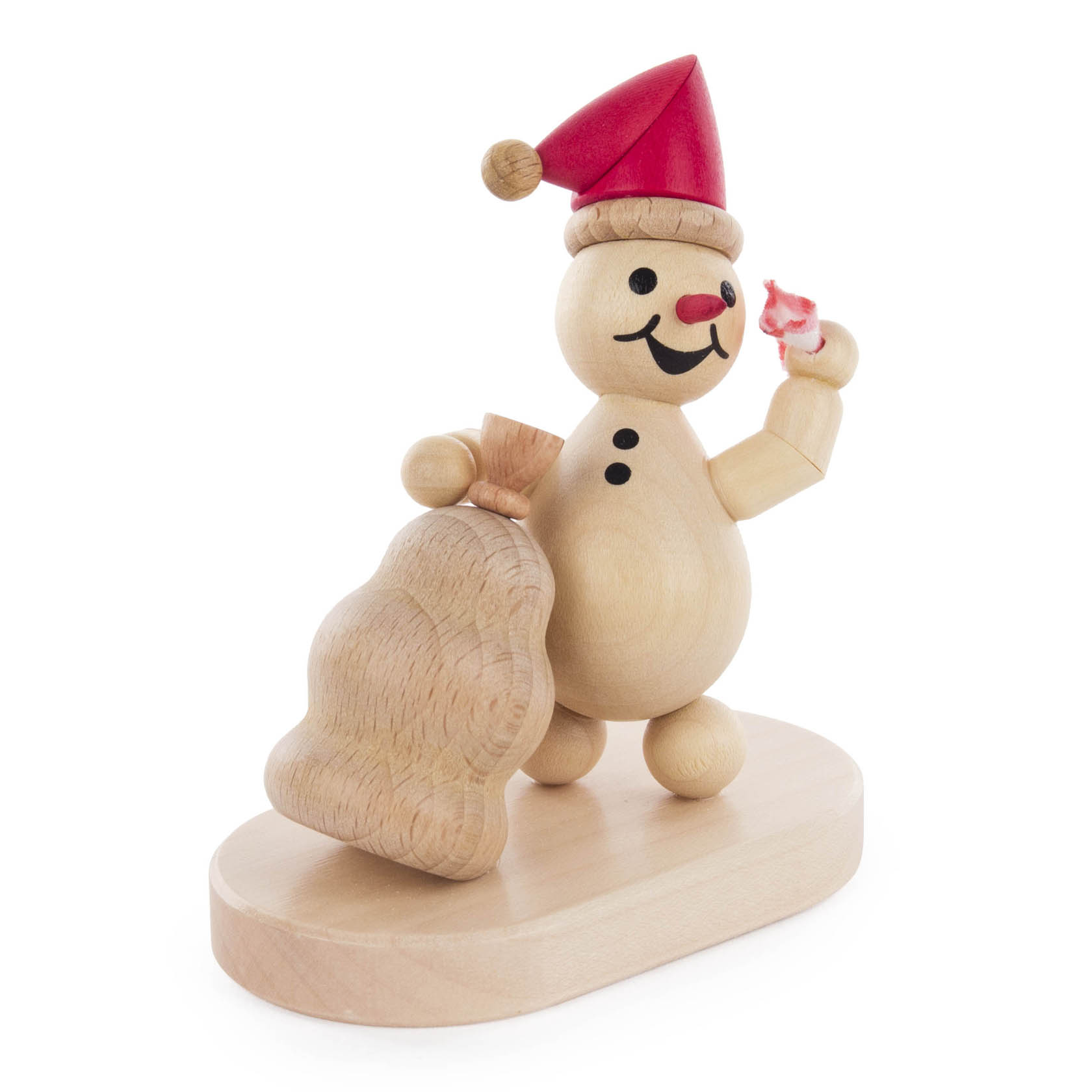 Eine Holzfigur eines Schneemanns mit roter Mütze und schwarzem Knopfgesicht, der einen Sack hält und einen roten Stern hochhält.