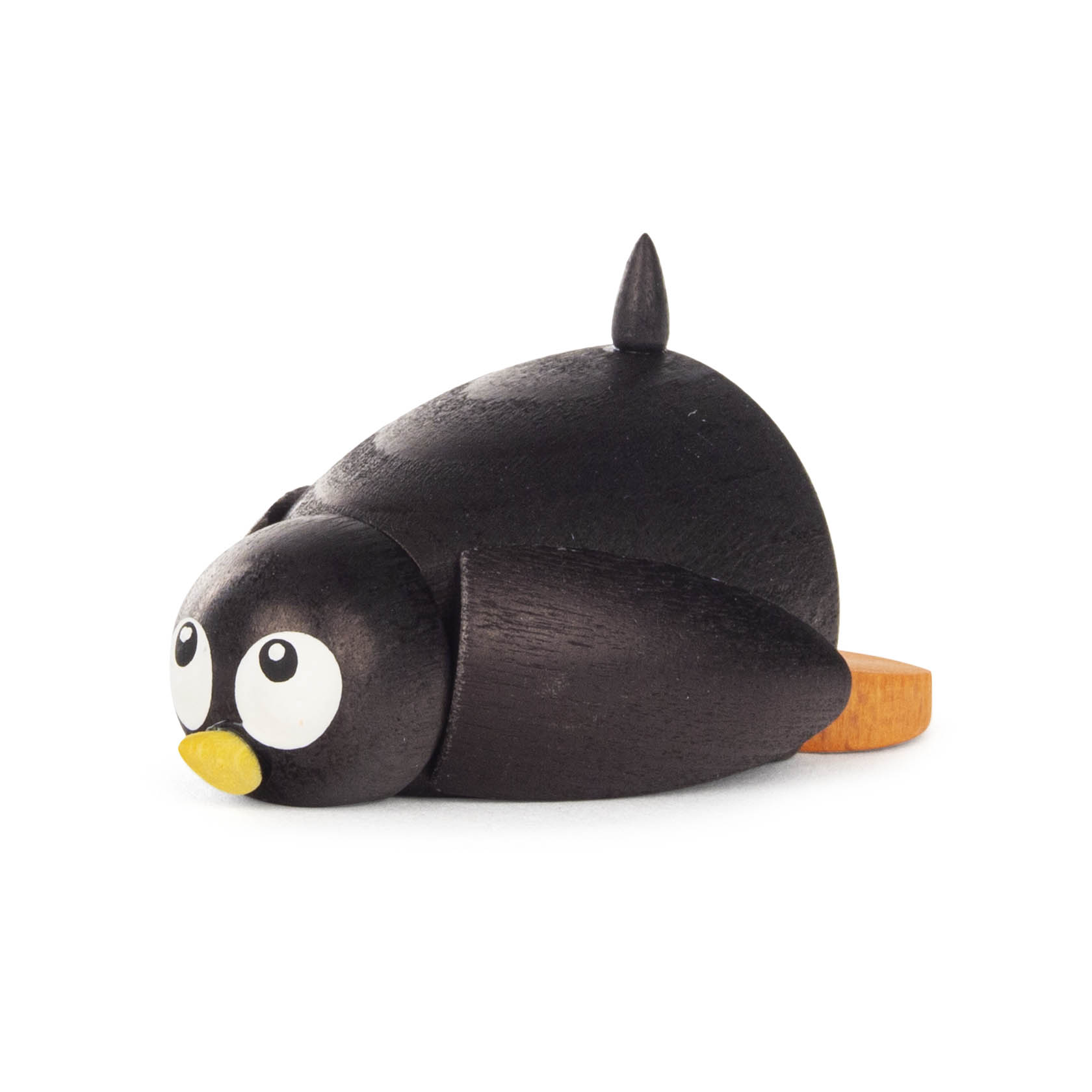 Holzpinguin mit großem Kopf und runden Augen liegt auf dem Bauch mit ausgestreckten Flügeln, als ob er einen Bauchklatscher macht. im Dregeno Online Shop günstig kaufen