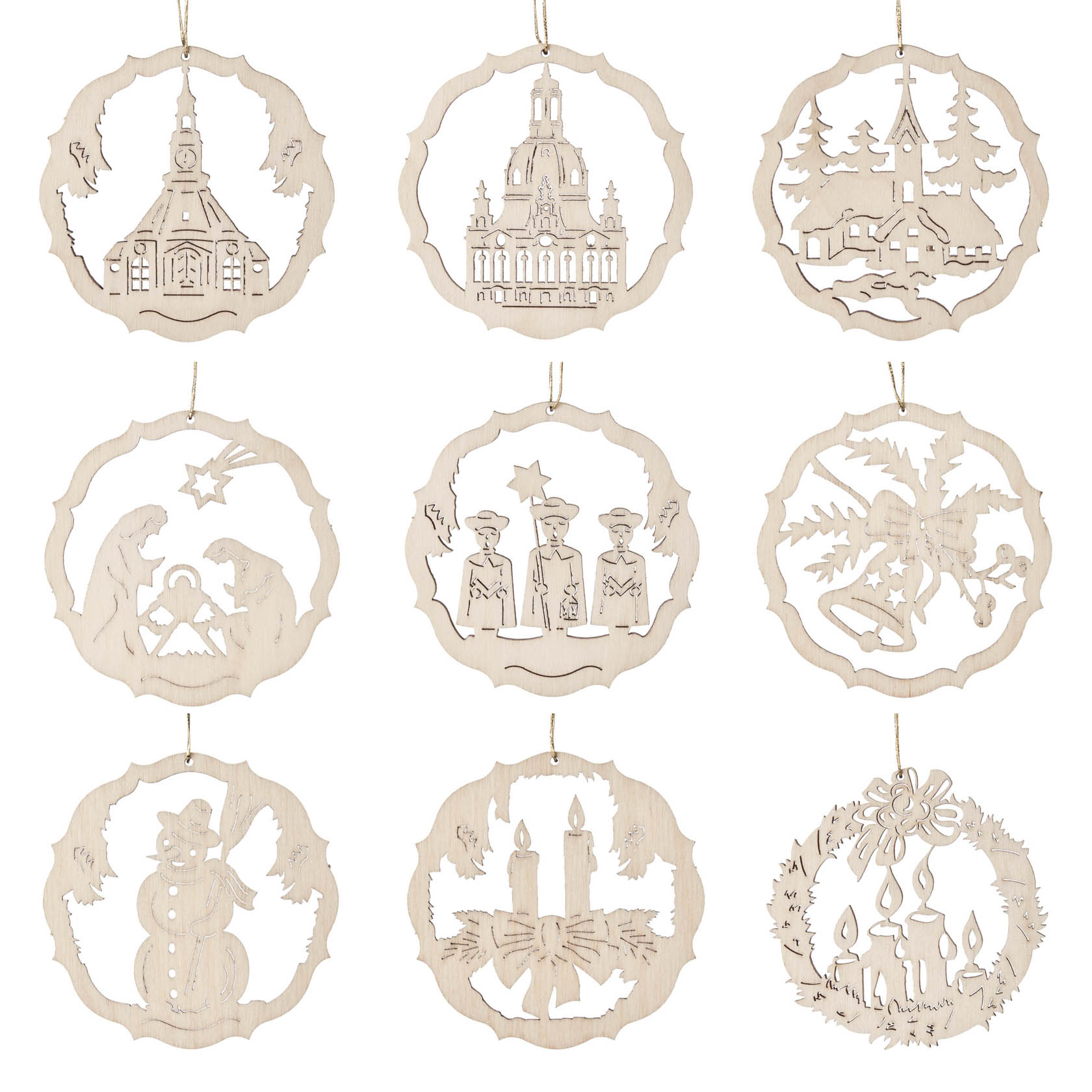 Neun runde, filigran ausgeschnittene Holzornamente mit weihnachtlichen Motiven: Kirche, Dresdner Frauenkirche, verschneites Dorf, Krippenszene, drei Könige, Tannenbaum mit Sternen, Schneemann, zwei Kerzen mit Tannenzweig, Adventskranz.