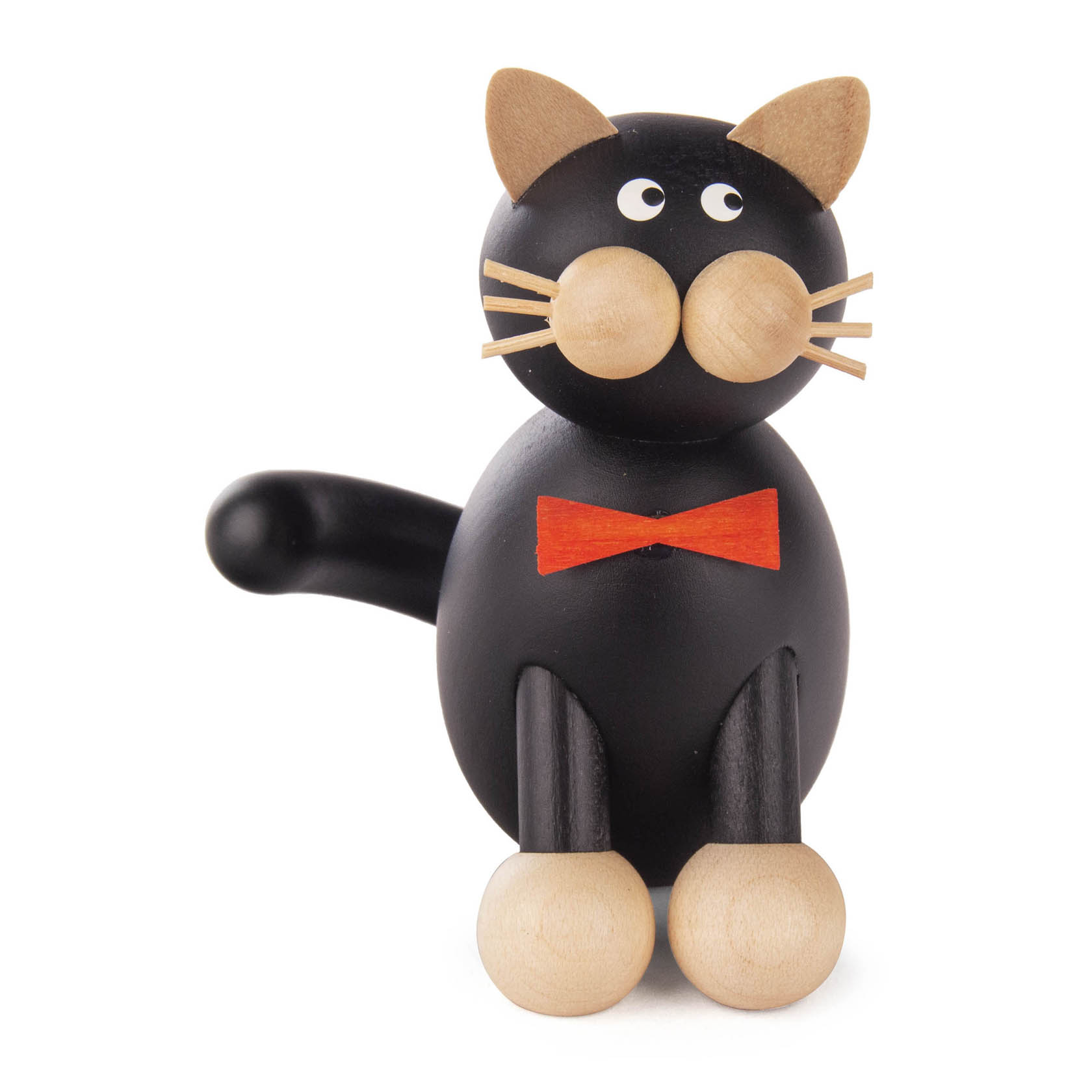 Holzfigur einer schwarzen Katze namens Onkel Kurt mit einer roten Fliege und hervorstehenden Schnurrhaaren.