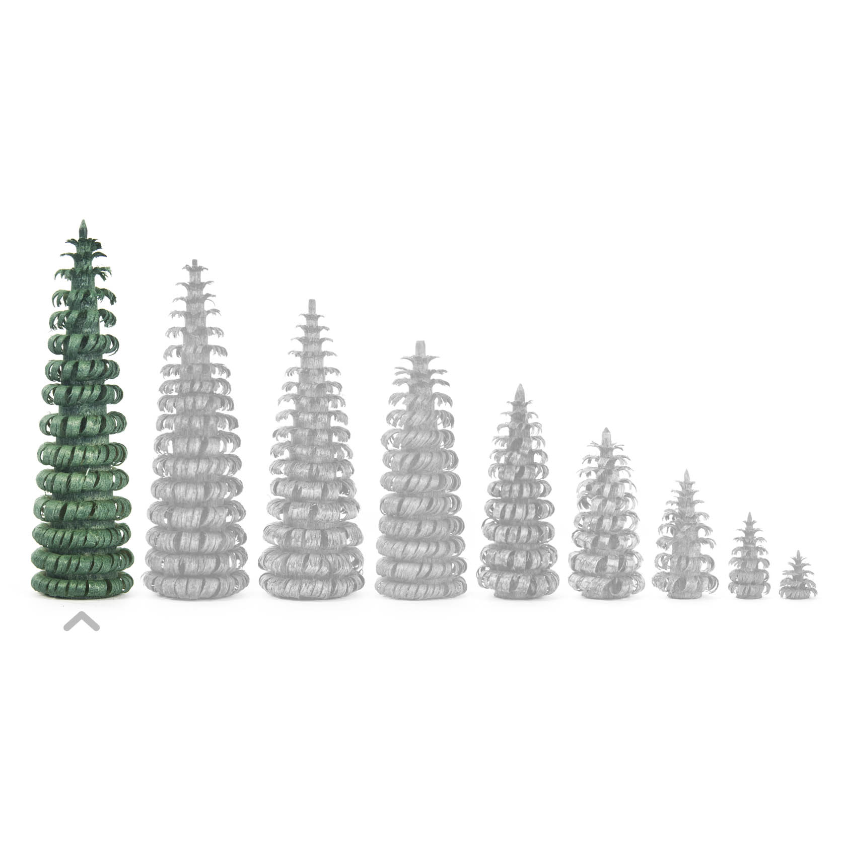 Ein grüner Ringelbaum aus Holz, 9 cm hoch, steht in einer Reihe von ähnlichen, aber unterschiedlich großen Bäumen in grauen Farbtönen.