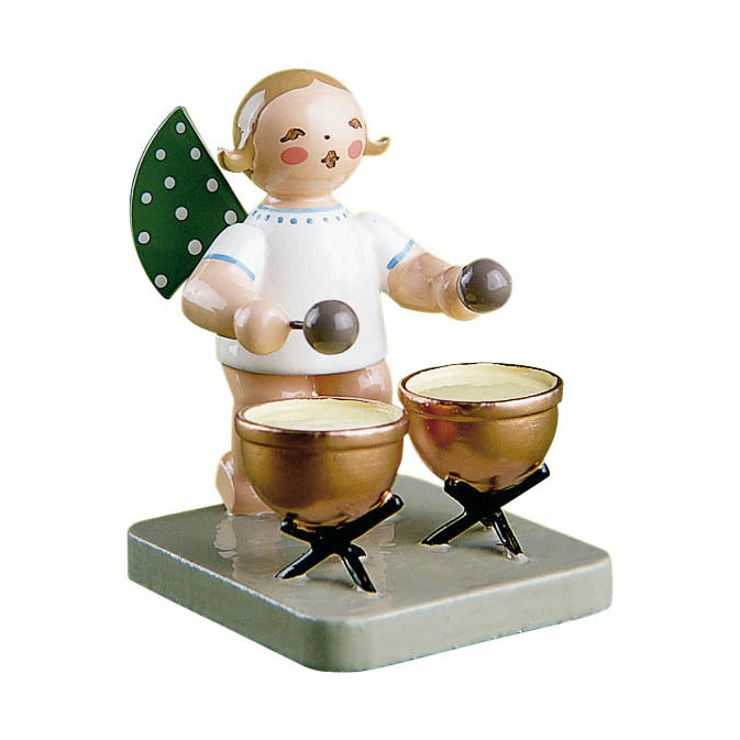 Wooden angel figurine with green polka-dotted wings, playing two small golden kettledrums with mallets on a rectangular base. im Dregeno Online Shop günstig kaufen