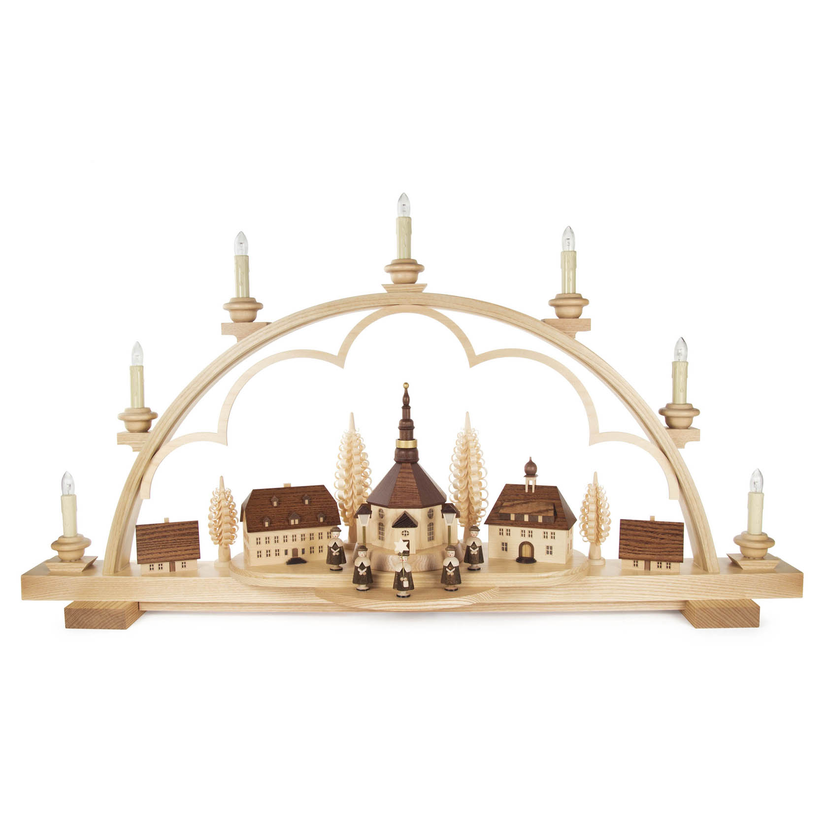 Ein Schwibbogen mit sieben elektrischen Kerzen, zeigt ein Seiffener Dorf aus Holz mit Kurrende-Sängern und innenbeleuchteten Gebäuden. im Dregeno Online Shop günstig kaufen