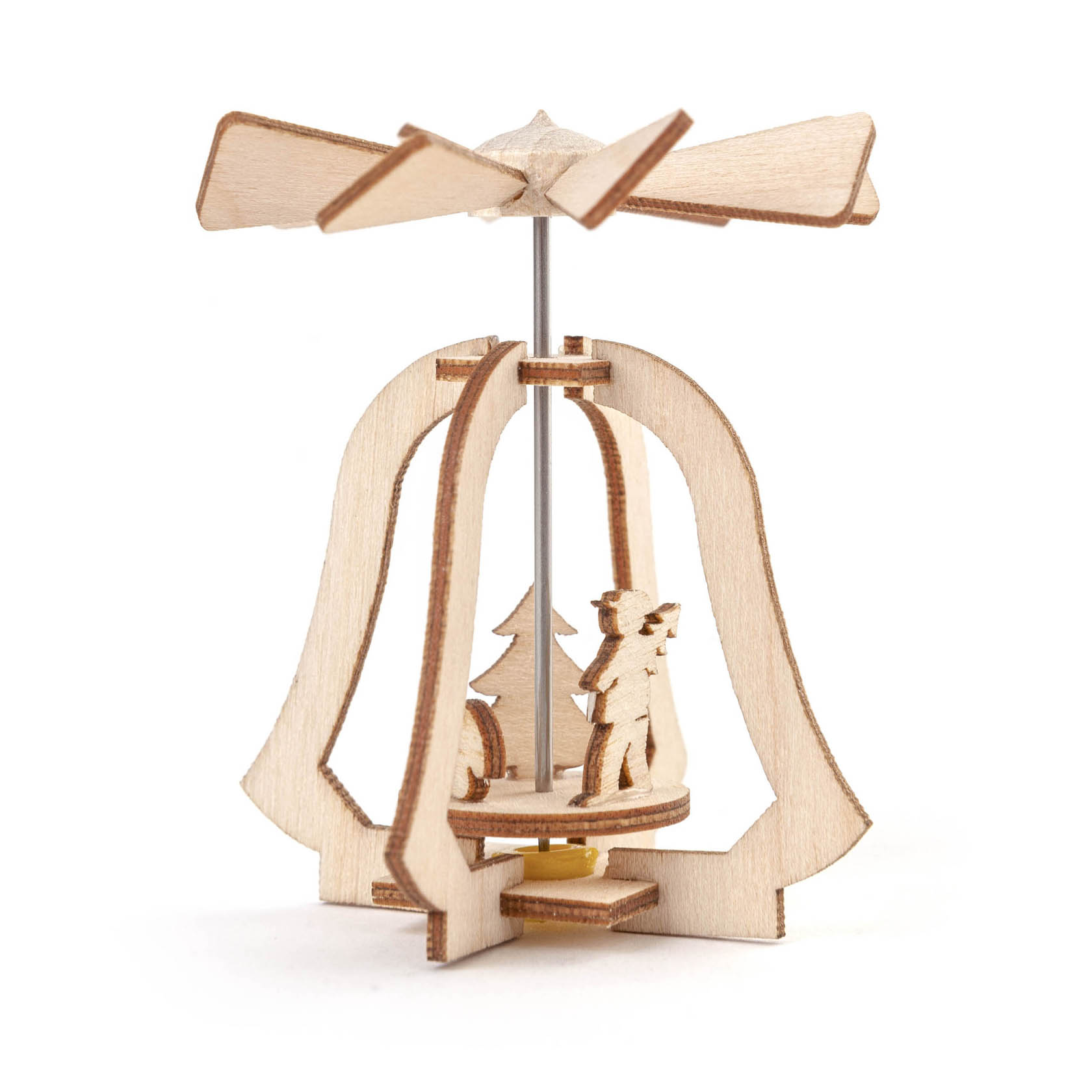 Miniatur-Holzpyramide in Glockenform mit einem stilisierten Baum und einer Figur, die auf einer drehbaren Plattform steht. Oben ein Propeller.