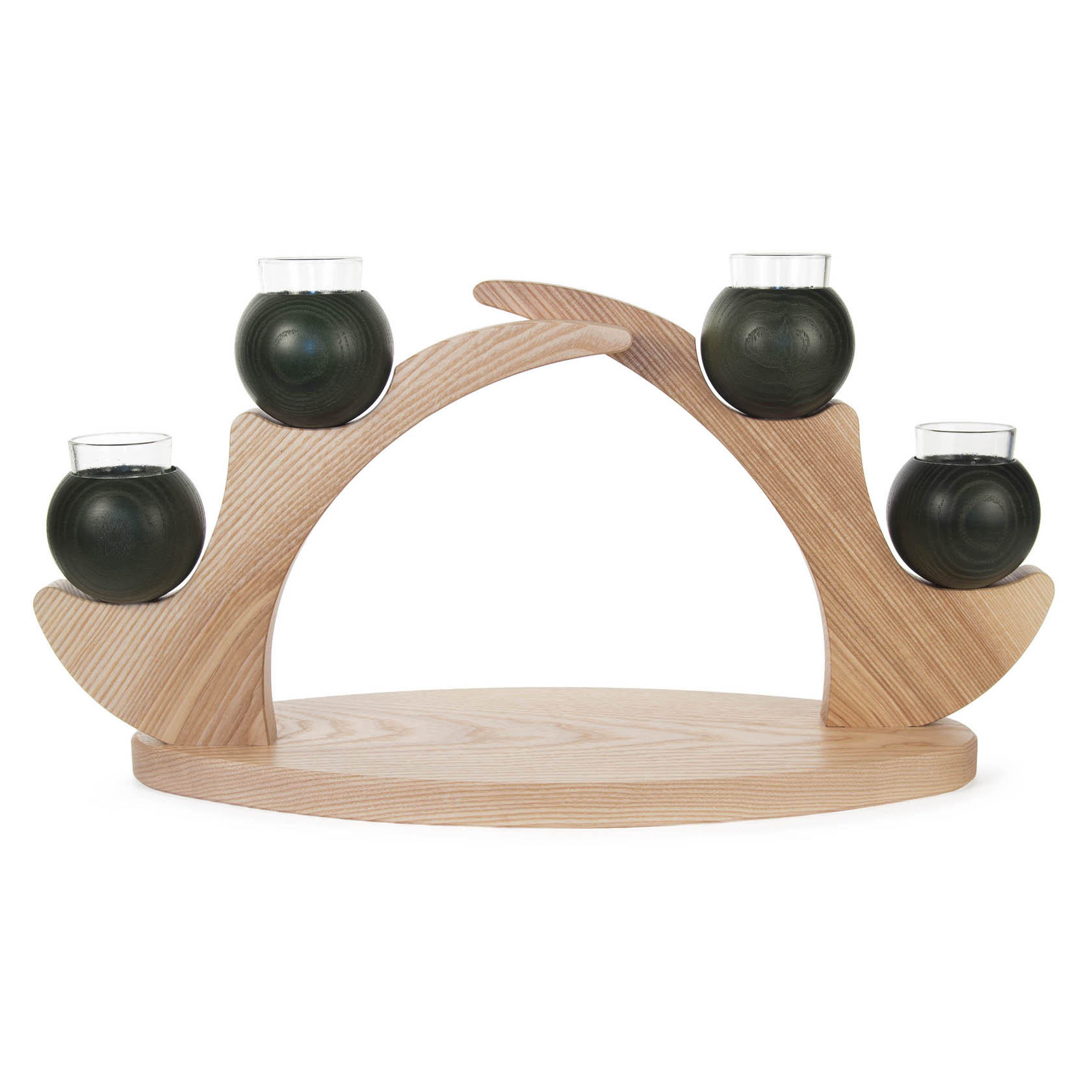 Ein Tischleuchter aus hellem Massivholz mit vier grünen kugelförmigen Kerzenhaltern. im Dregeno Online Shop günstig kaufen