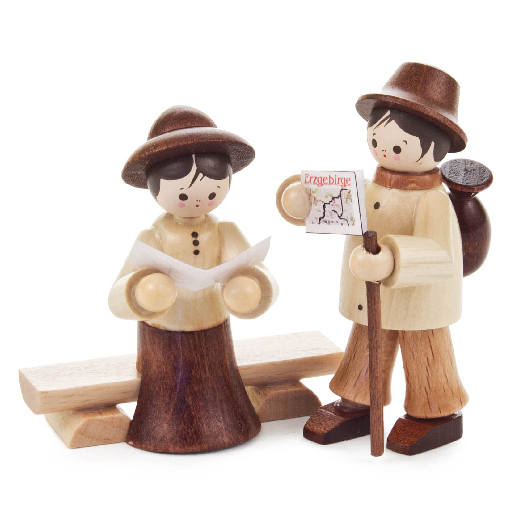 Holzfigurenpaar in Wanderbekleidung, eine Frau mit Karte und ein Mann mit Wanderstock und einer Karte des Erzgebirges, beide mit Hüten. im Dregeno Online Shop günstig kaufen