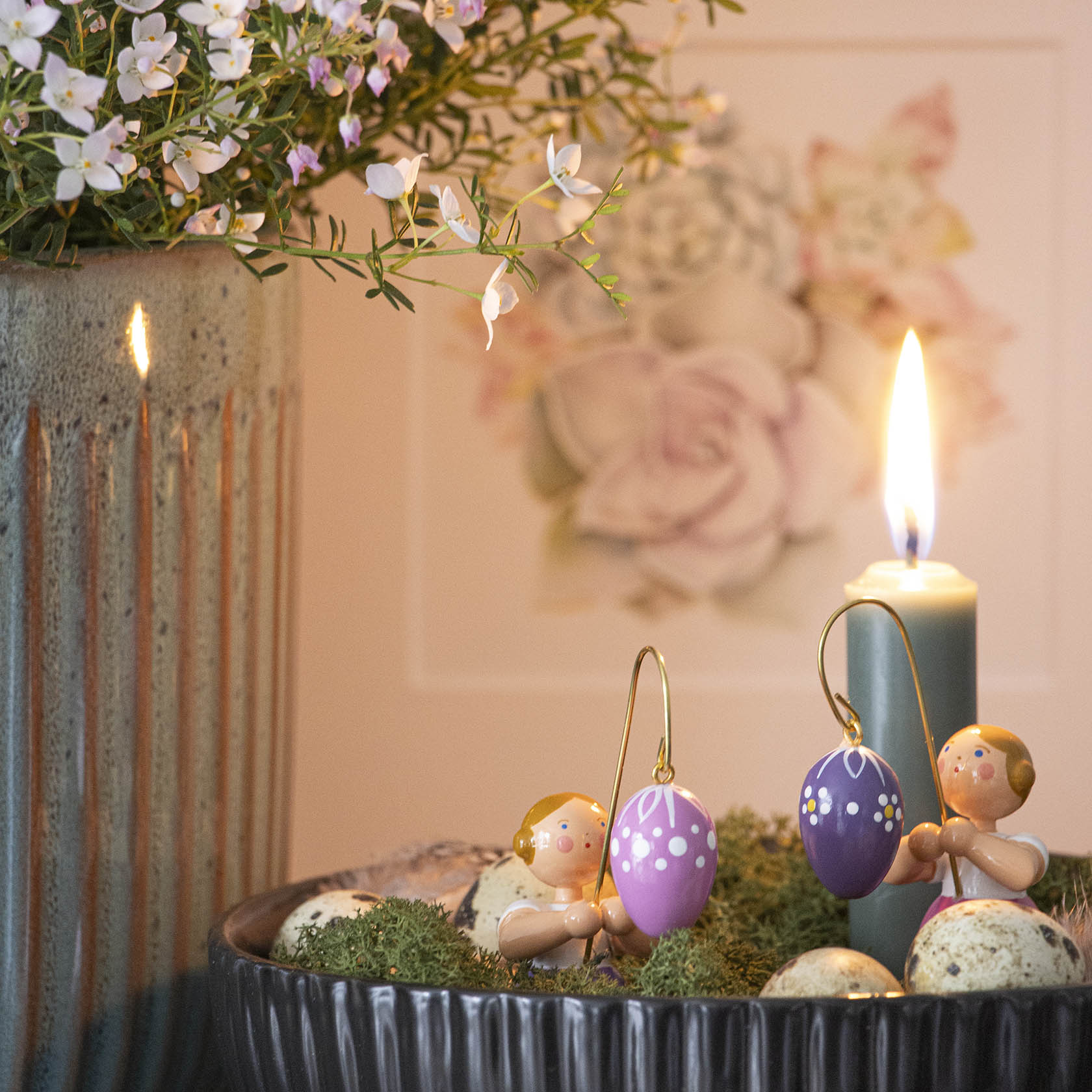 Ostermädchen mit rosa Ei