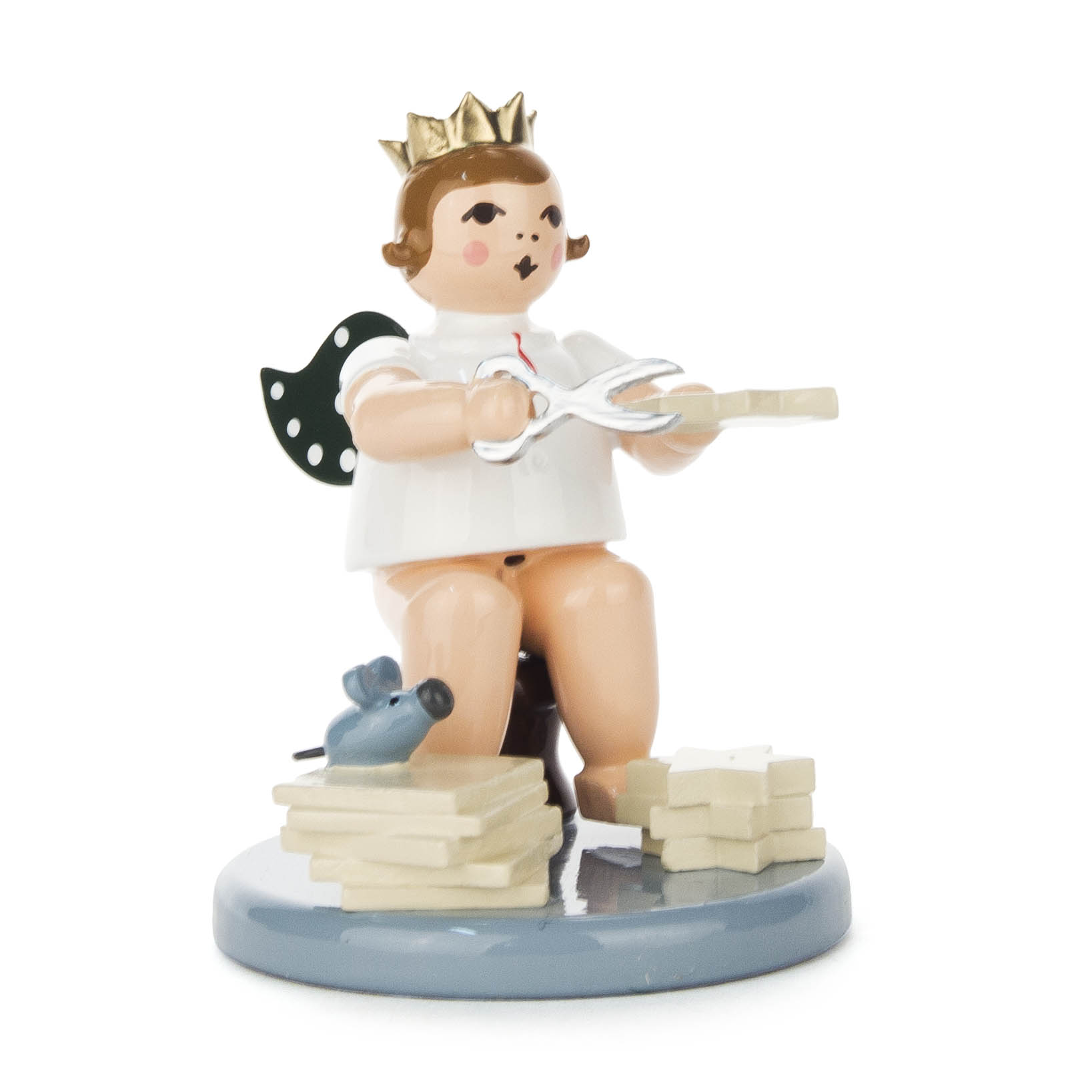 A small figurine of an angel wearing a gold crown sits on a blue base. The angel has a white shirt, green wings with white dots, and is holding a star. im Dregeno Online Shop günstig kaufen