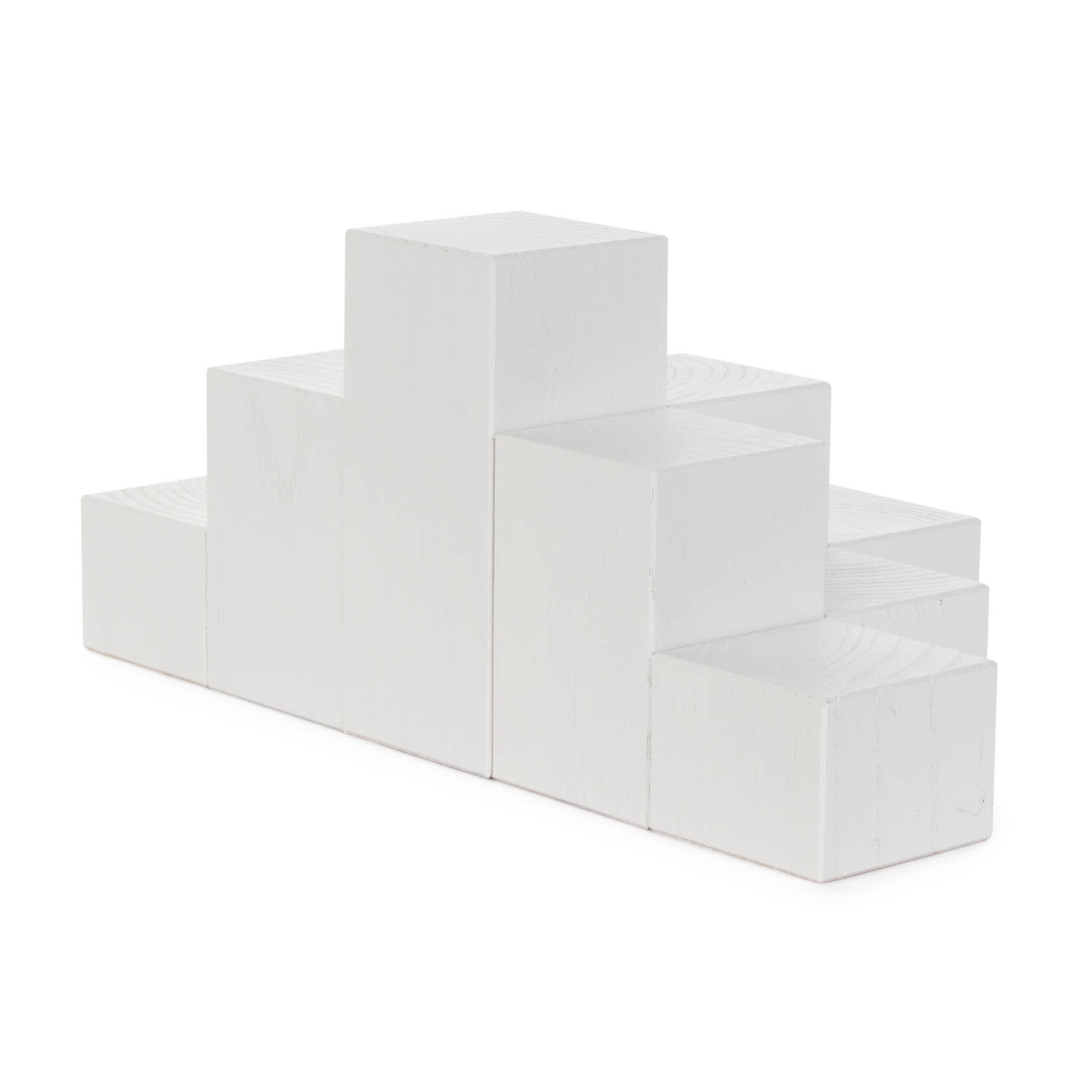 Weiß lackierte Würfeltreppe mit zehn 4x4 cm großen Podesten, die eine treppenartige Form bilden.