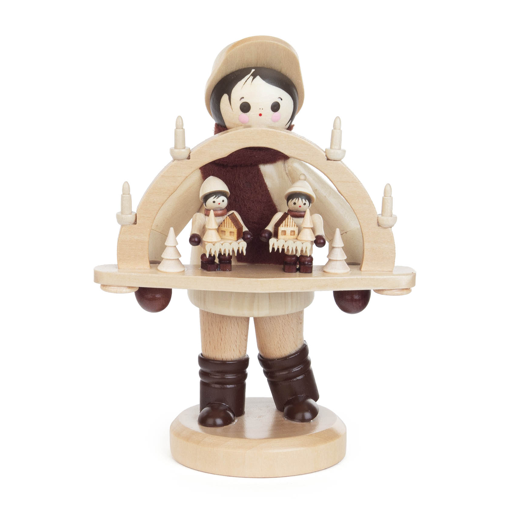 Holzfigur eines Jungen, der einen Schwibbogen mit zwei Figuren und kleinen Häusern in den Händen hält; naturfarbener Holzstil. im Dregeno Online Shop günstig kaufen