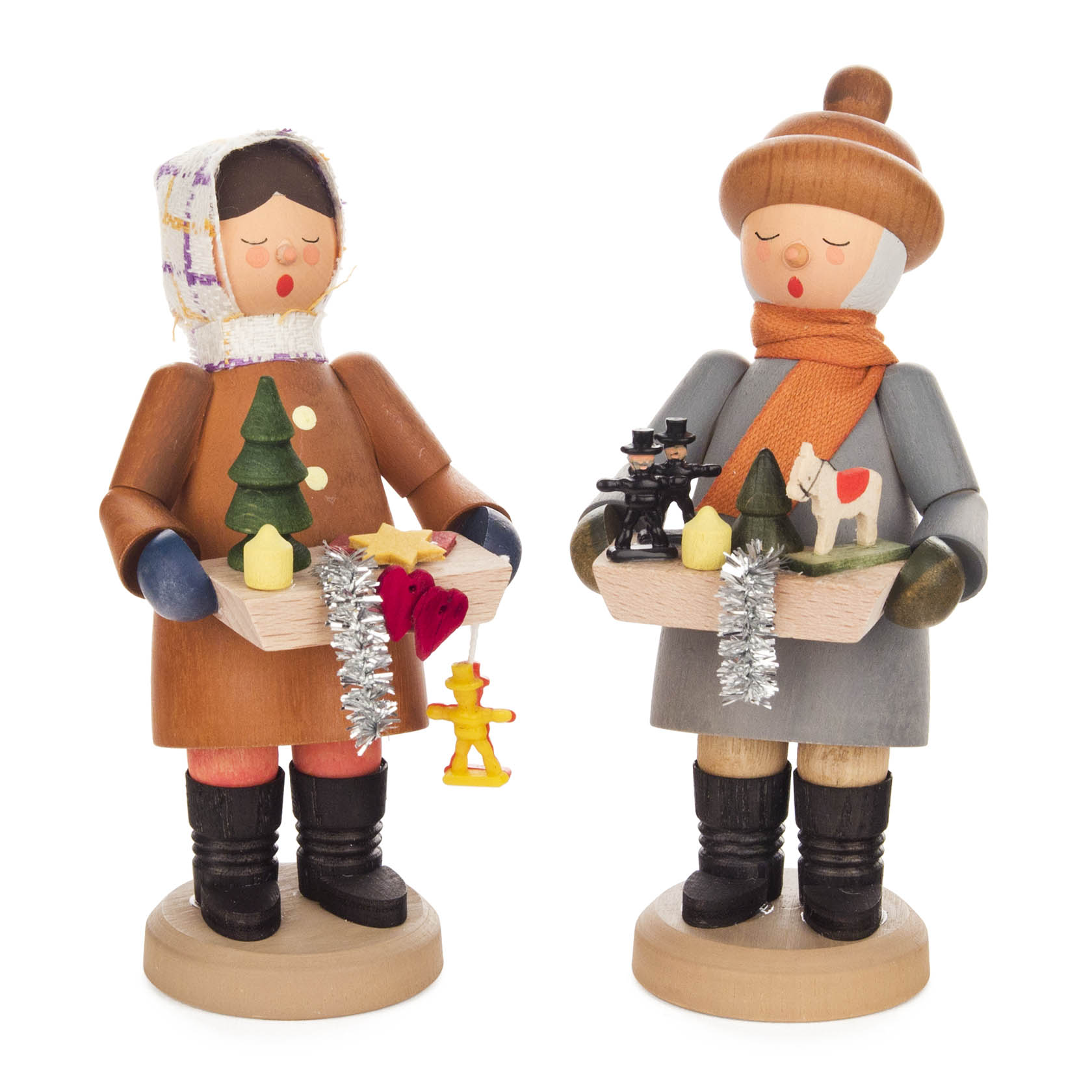 Zwei Striezelkinder-Figuren stehen nebeneinander, jeweils mit einer Holzschale in den Händen. Die linke Figur trägt braune Kleidung, die rechte graue Kleidung.