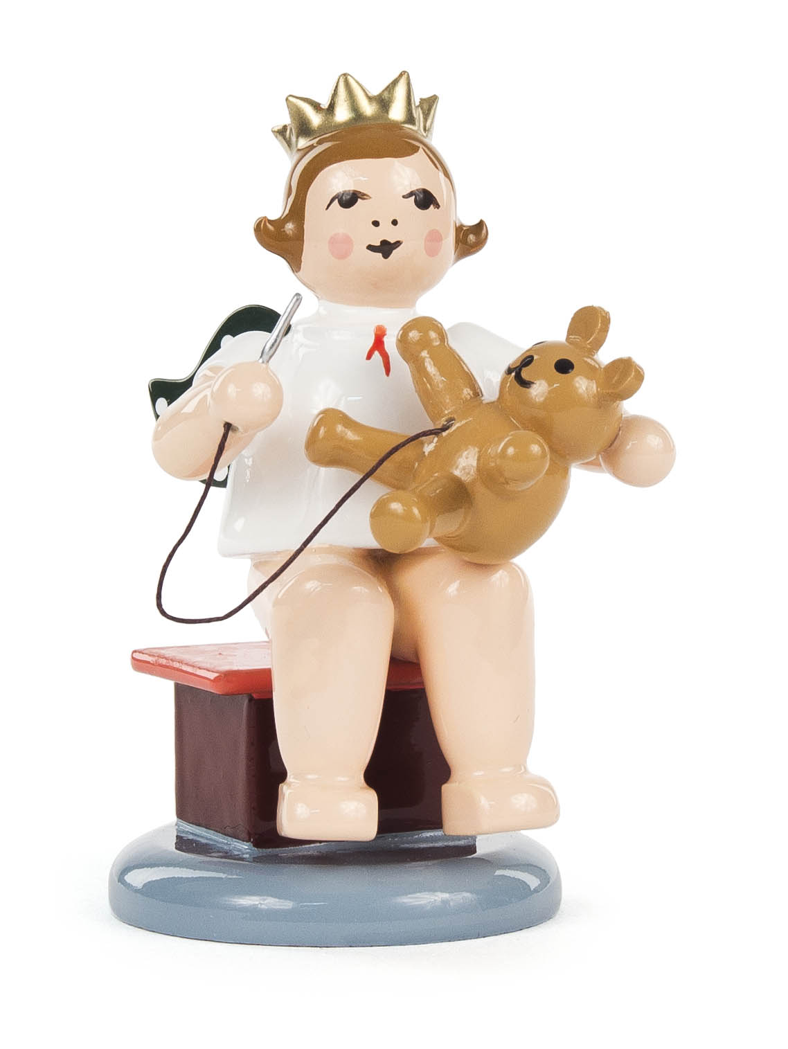 Engel mit Teddybär, Stopfnadel und Krone, sitzend 