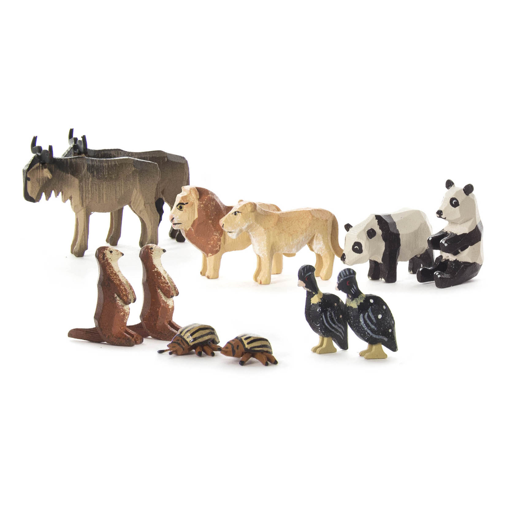 Holztiere: Zwei Gnus, zwei Löwen, zwei Pandas, zwei Fischotter, zwei Perlhühner und zwei Kartoffelkäfer sind auf einer ebenen Fläche angeordnet.
