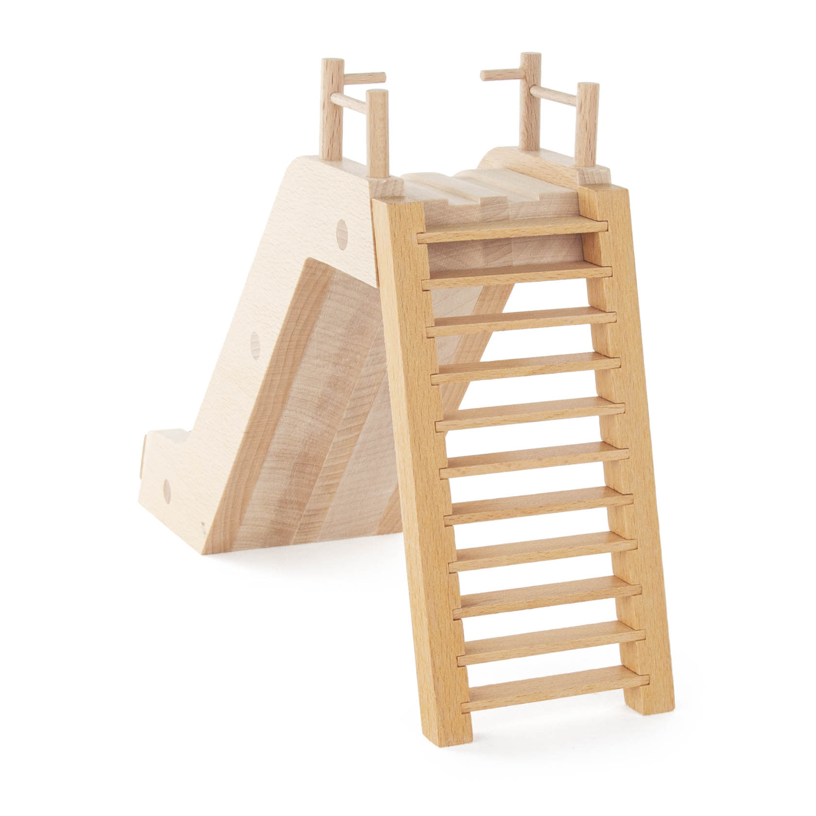 Holzmodell einer Sprungschanze mit Leiter und Plattform, ohne Figuren.