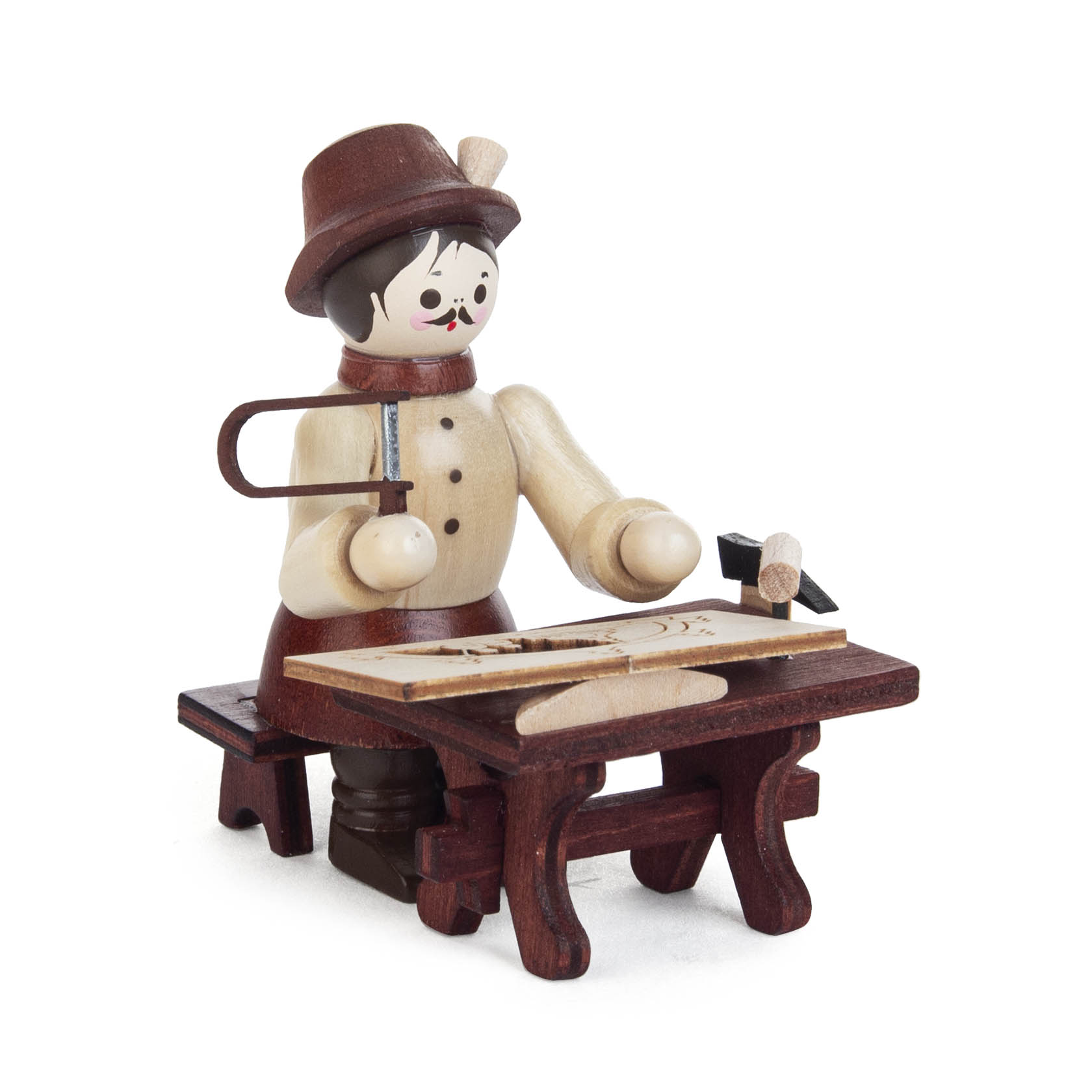 Holzfigur eines Handwerkers mit Säge und Hobelbank, typisches Erzgebirge Handwerkskunstdesign. im Dregeno Online Shop günstig kaufen