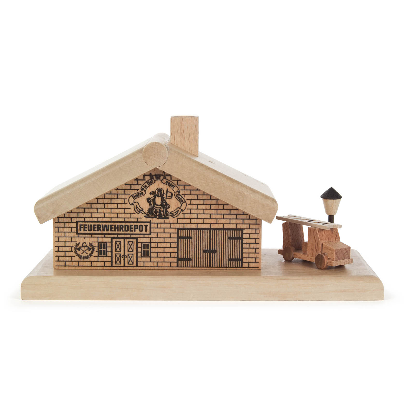 Holzmodell eines Räucherhauses in Form eines Feuerwehrdepots mit einem kleinen hölzernen Feuerwehrauto daneben. im Dregeno Online Shop günstig kaufen