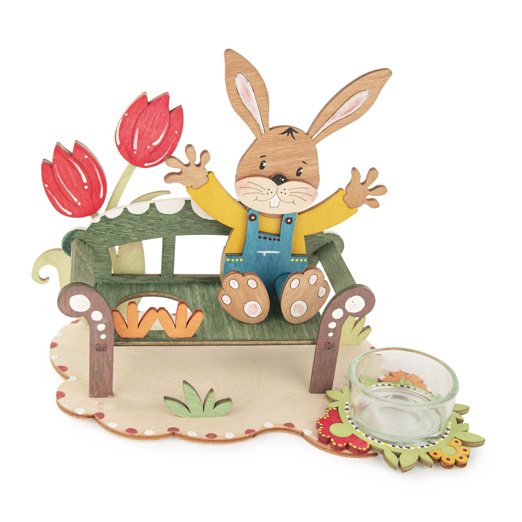 Bastelset mit einer grünen Bank und einem fröhlichen Hasen aus Holz. Der Hase sitzt auf der Bank. Daneben stehen rote Tulpen und ein Teelichtglas. im Dregeno Online Shop günstig kaufen