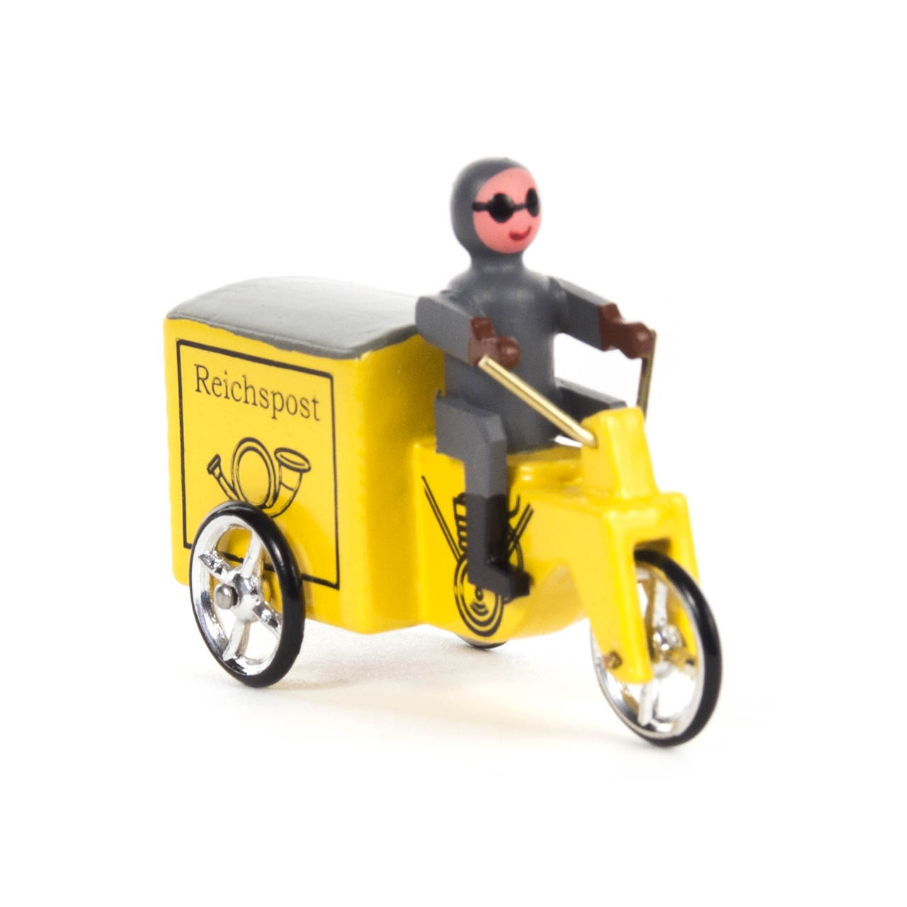 Kleines gelbes Dreirad-Modell mit Aufschrift 'Reichspost' und einem stilisierten Posthorn. Ein Fahrer im grauen Anzug sitzt auf dem Dreirad. im Dregeno Online Shop günstig kaufen
