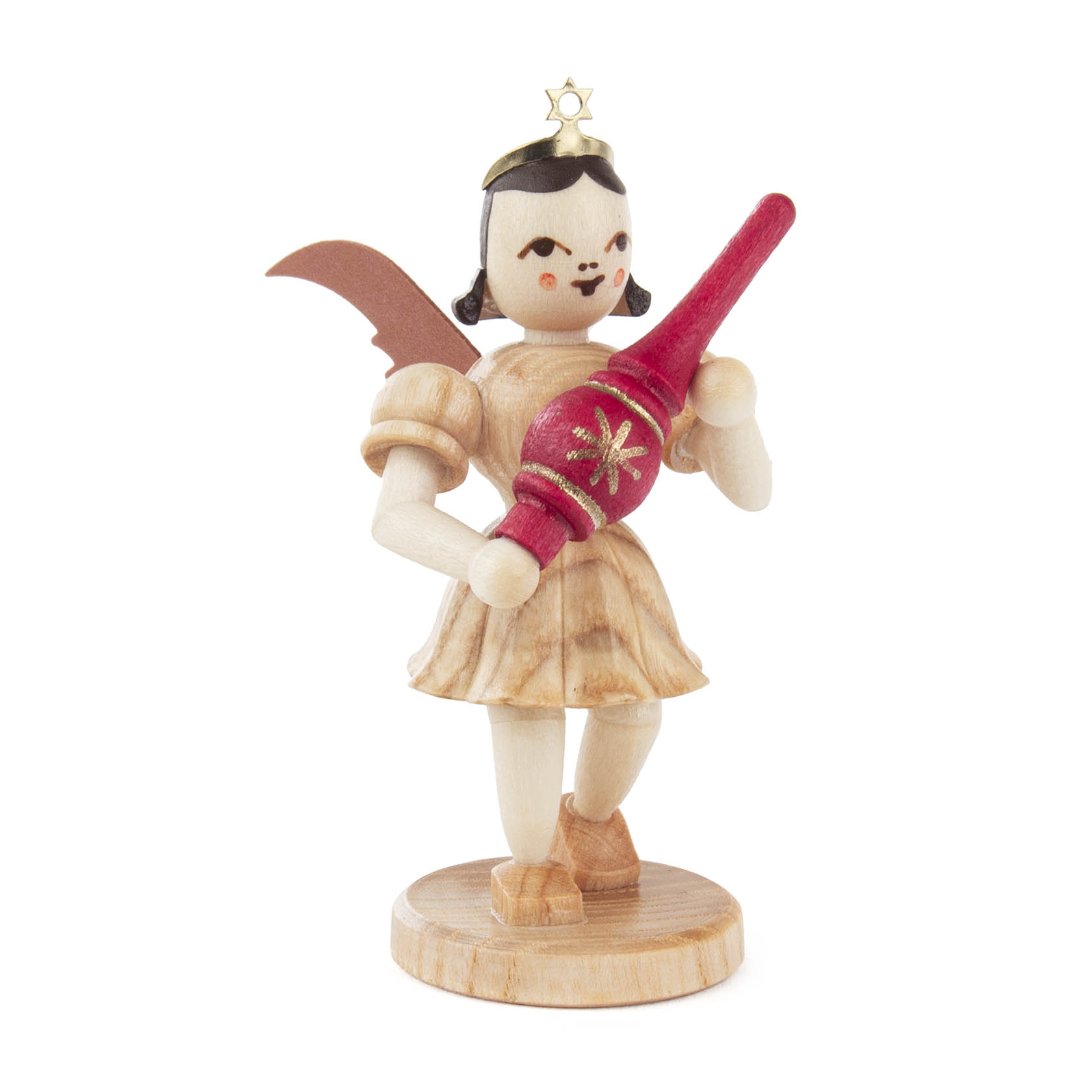 Holzengel in traditioneller Tracht, hält eine rote Christbaumspitze in der Hand und steht auf einem Holzsockel. Der Engel hat Flügel und einen kleinen Stern auf dem Kopf.