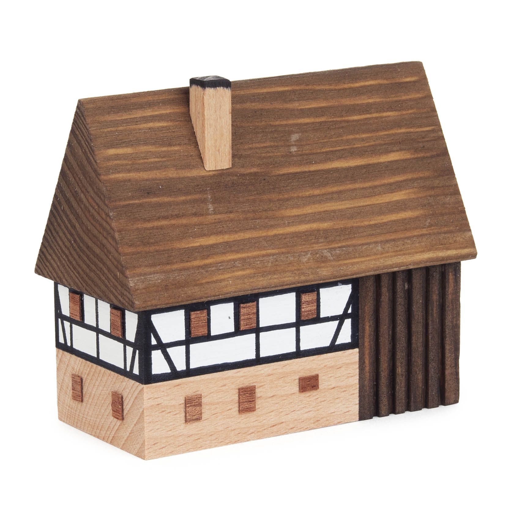 Miniatur eines traditionellen Fachwerk-Wohnstallhauses mit Holzdach, weißen und schwarzen Wänden und einem hohen Schornstein.