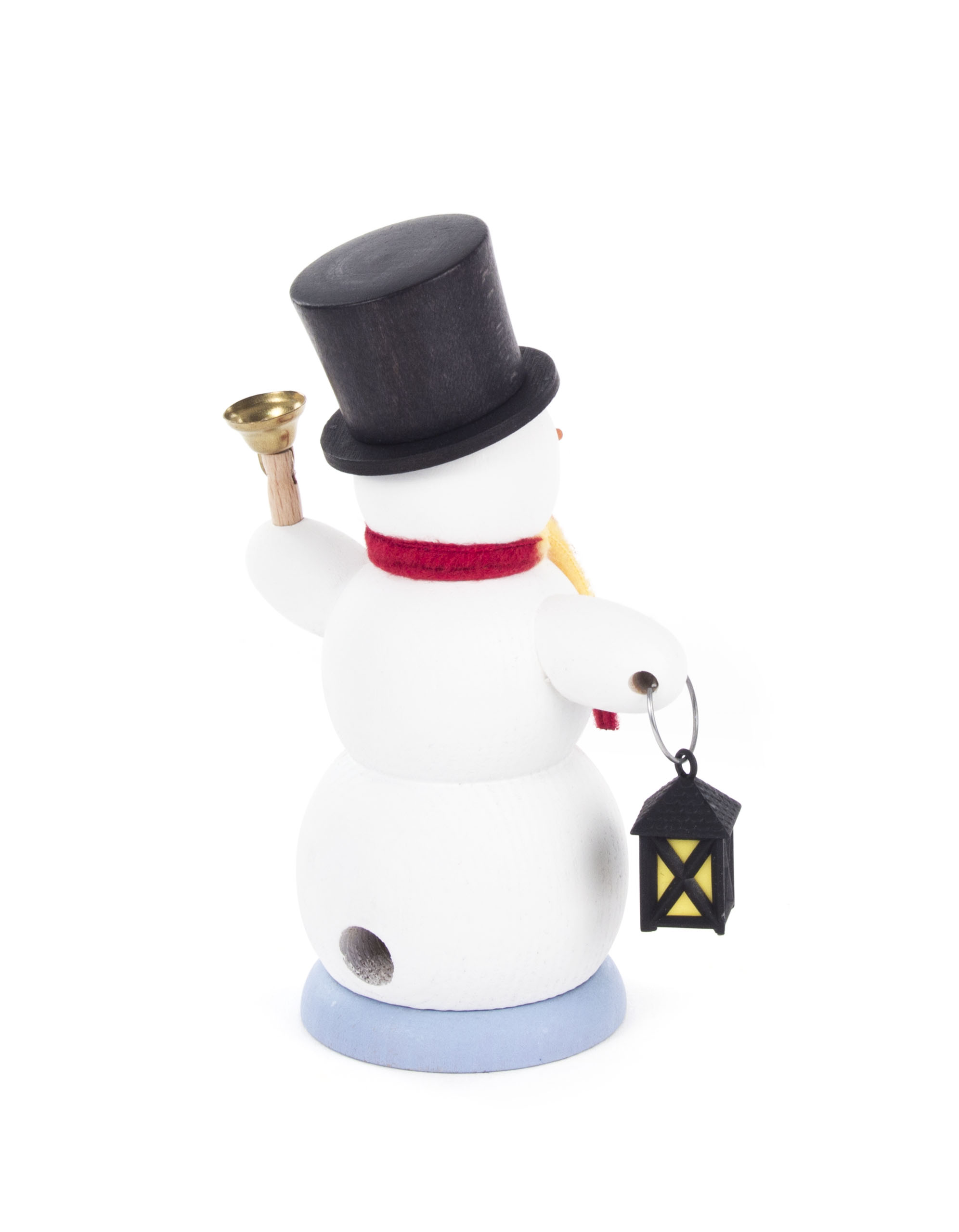 Ein Räuchermann in Form eines Schneemanns mit schwarzem Zylinderhut hält eine schwarze Laterne in einer Hand und eine Glocke in der anderen Hand.