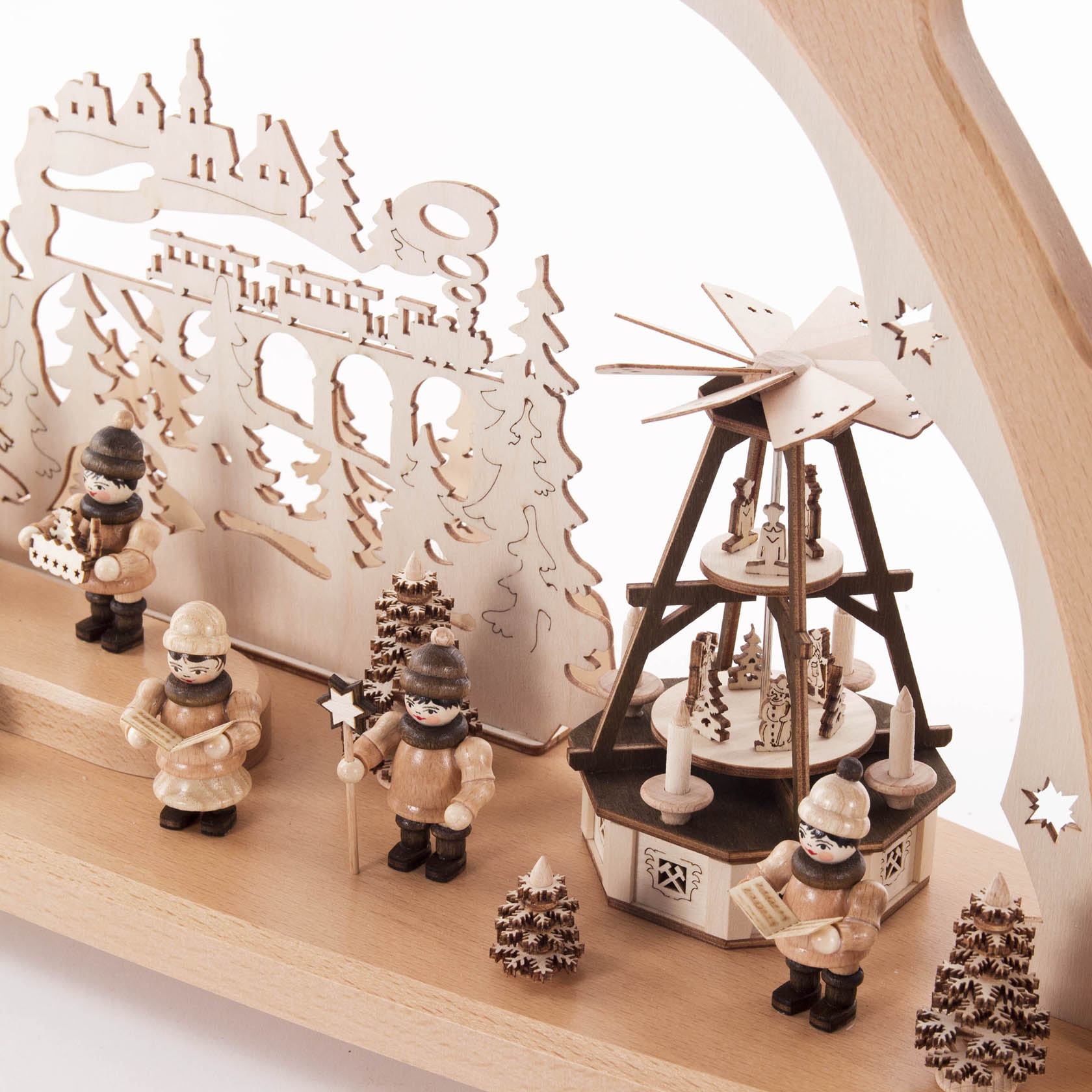 Wooden arch with Seiffen Church and Christmas market in Seiffen, featuring four wooden figures, a star-shaped Christmas pyramid, and decorative trees, all electrically illuminated.