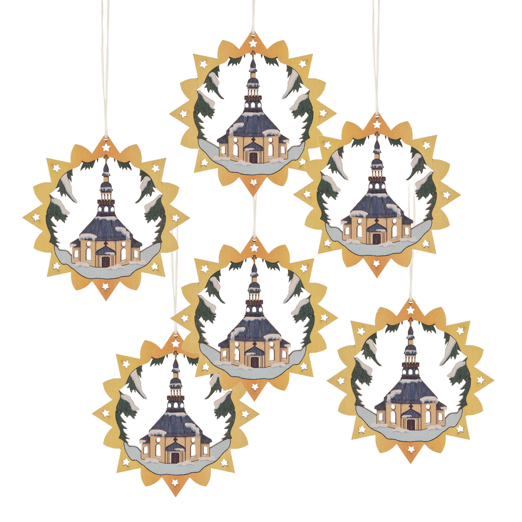 Sechs runde, farbige Anhänger mit der Abbildung der Seiffener Kirche, umgeben von Tannenbäumen und einem gezackten Rahmen. im Dregeno Online Shop günstig kaufen