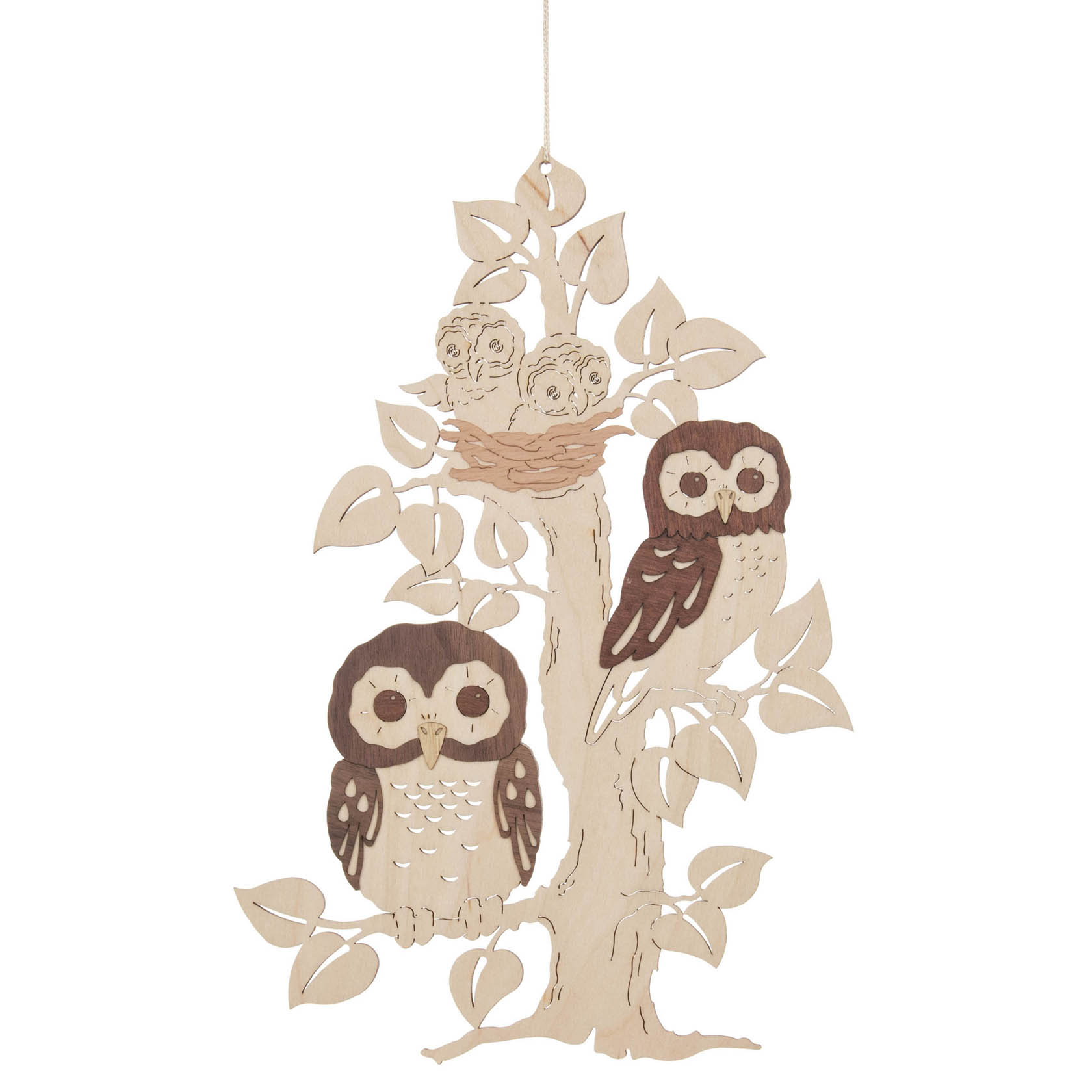 Fensterbild aus Edelholzfurnier zeigt Eulen auf einem Baum, zwei ausgewachsene Eulen und drei Eulenküken im Nest. im Dregeno Online Shop günstig kaufen