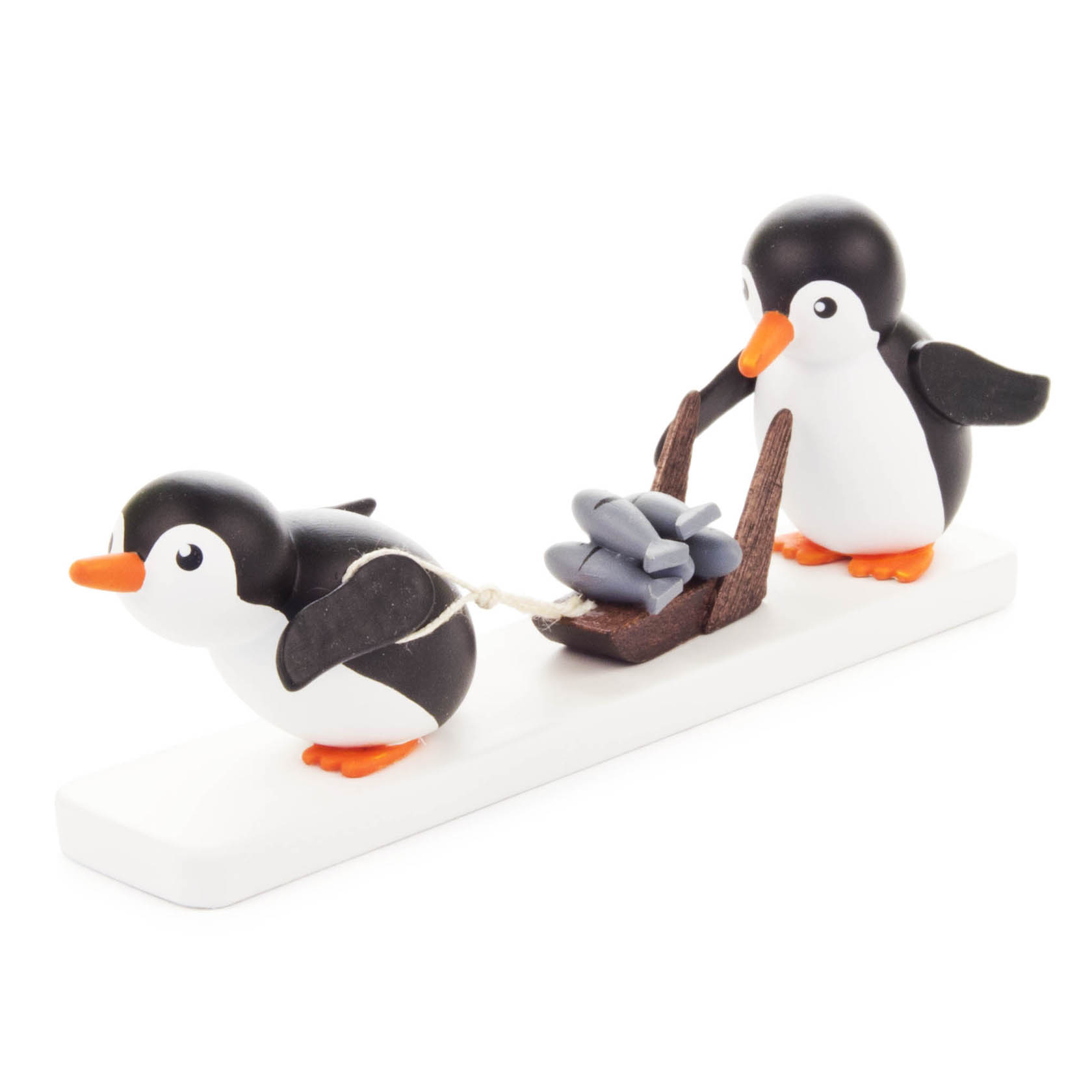 Zwei Pinguin-Figuren tragen Fisch; der eine zieht einen Schlitten mit Fischen, der andere bietet Unterstützung. im Dregeno Online Shop günstig kaufen