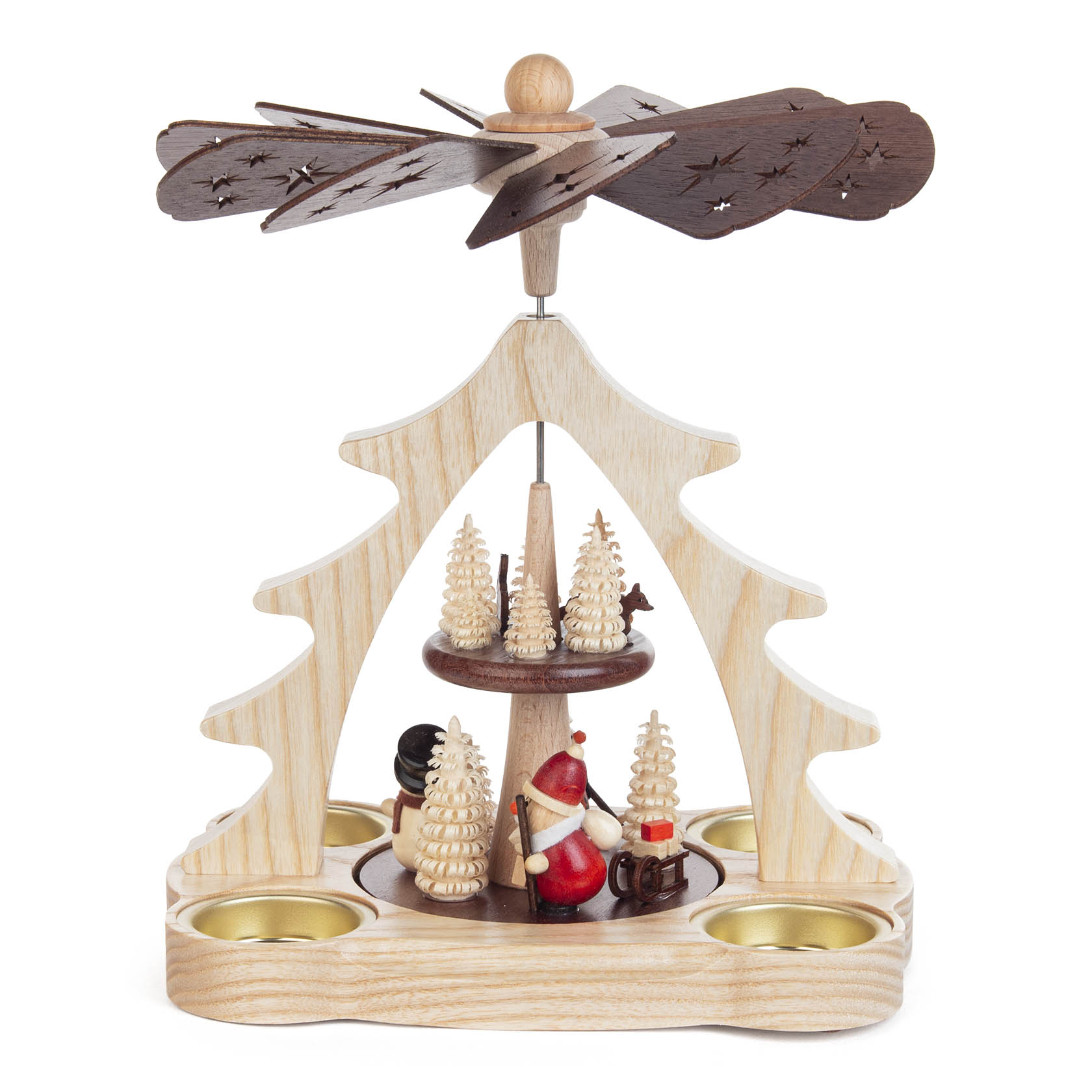 Eine Weihnachtspyramide mit einem Schneemann und einem Weihnachtsmann, umgeben von kleinen verzierten Bäumen, auf einem hölzernen, windmühlenartigen Gestell.