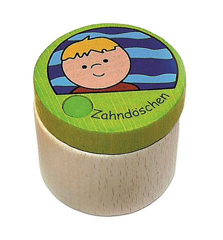 A small wooden tooth container with a green lid, featuring a cartoon image of a smiling boy with blonde hair and blue-striped background. im Dregeno Online Shop günstig kaufen