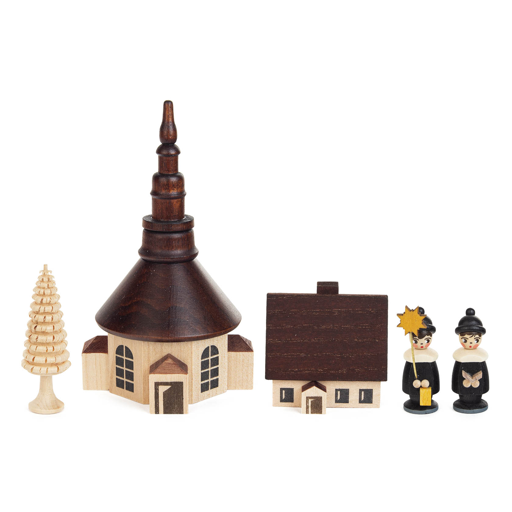 Holzfiguren-Set: Kirchgebäude mit dunklem Dach, kleineres Haus, Holzbaum, zwei Kurrende-Sängerfiguren in dunkler Kleidung mit Kerze und Stern.