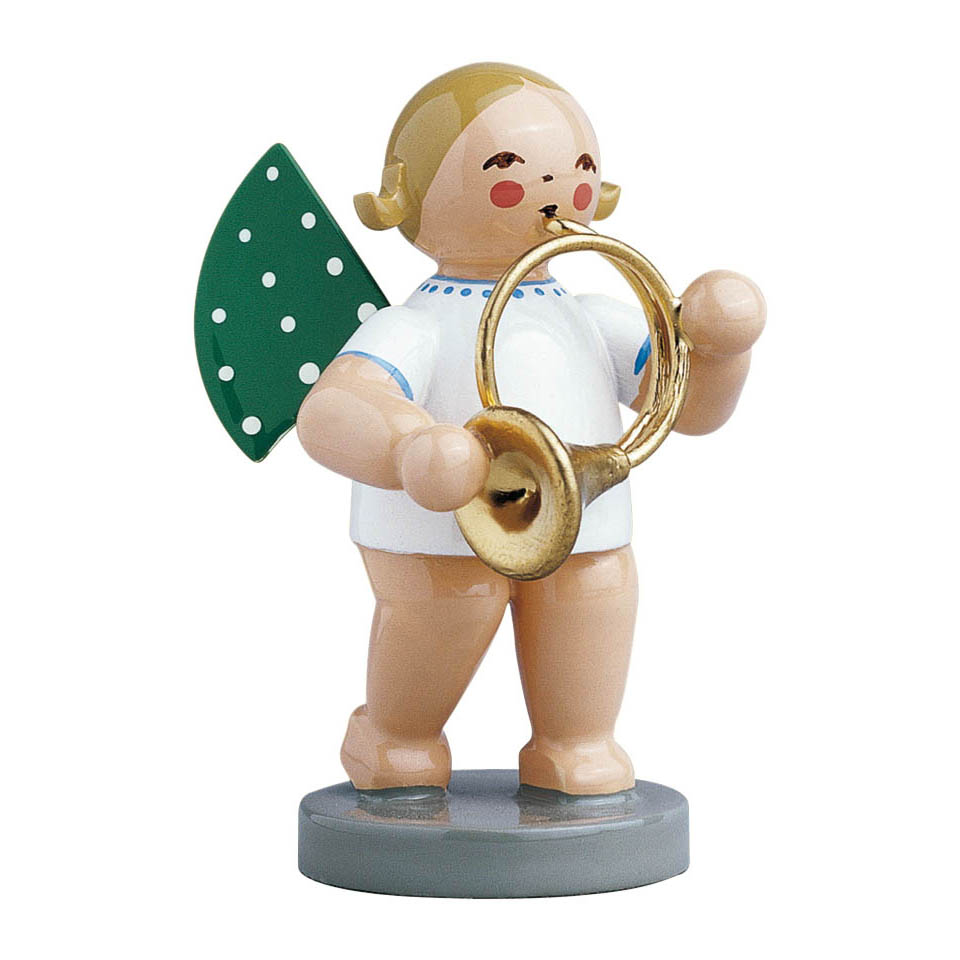 Ein kleiner Engel aus Holz mit blondem Haar, grün gepunkteten Flügeln und einem goldenen Orchesterhorn in den Händen. im Dregeno Online Shop günstig kaufen