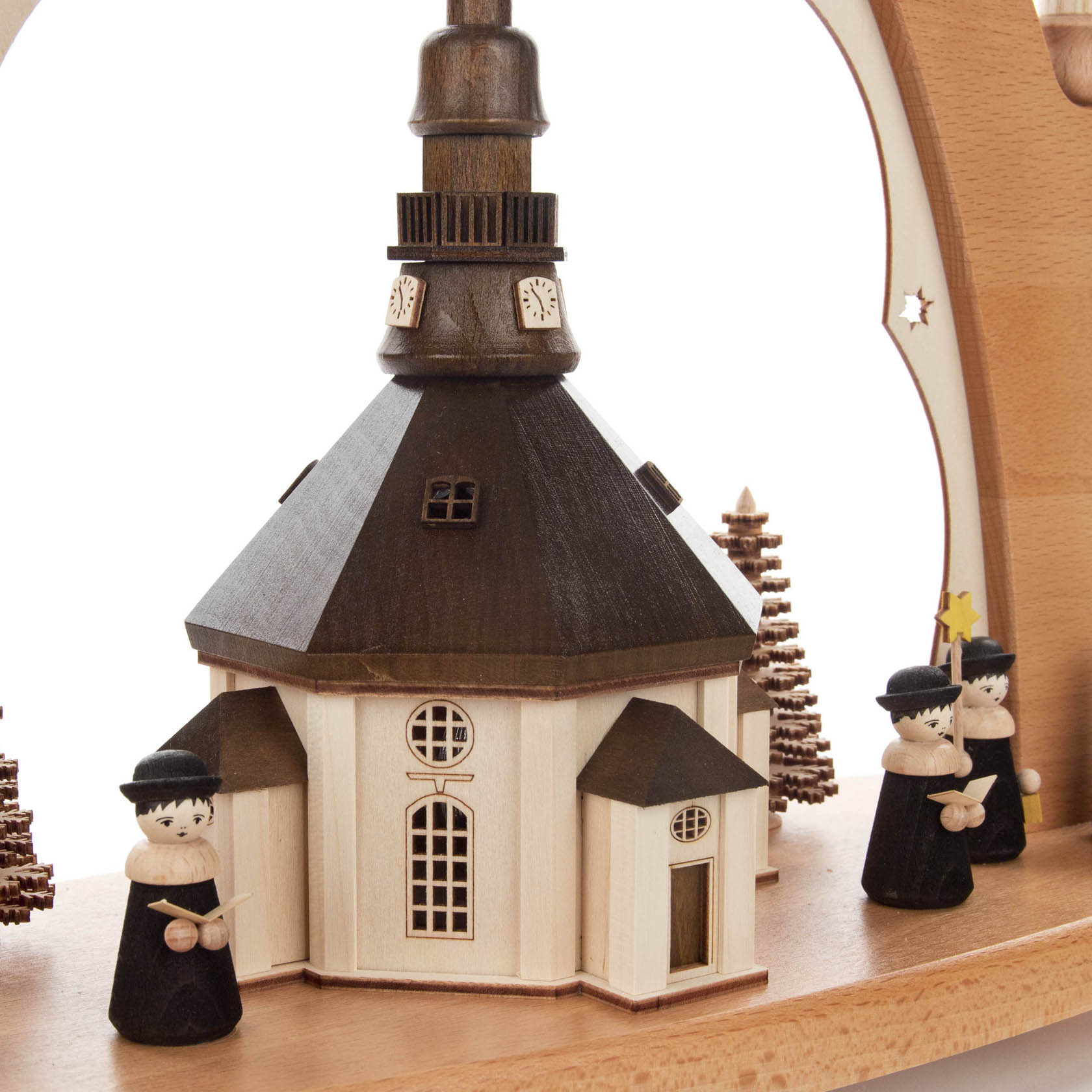 Ein Schwibbogen mit einer Modellversion der Seiffener Kirche und Kurrende-Sängern. Die Kirche ist innenbeleuchtet und der Bogen ist elektrisch beleuchtet.
