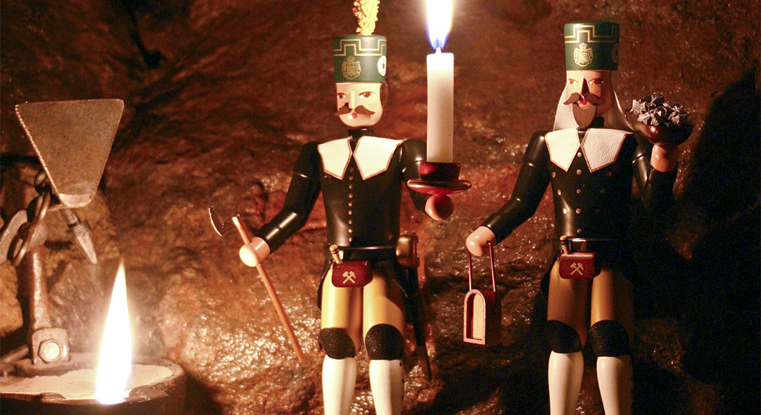 Zwei erzgebirgische Bergmannsfiguren mit Kerzenhalter und Erz