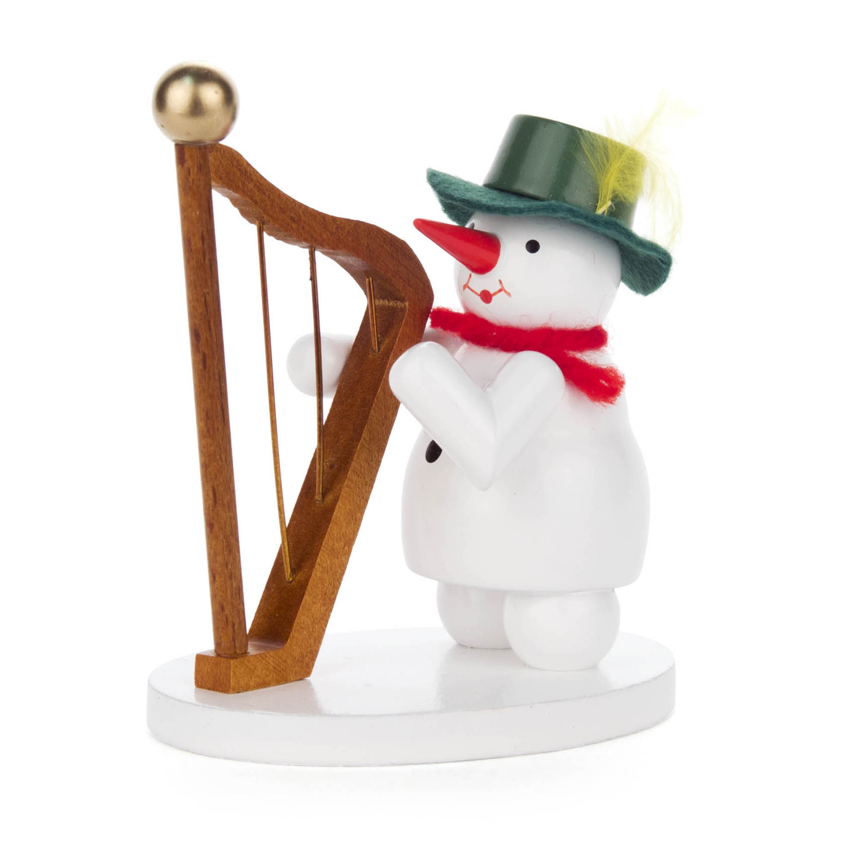Eine Schneefrau aus Holz, mit rotem Schal und grünem Hut, spielt eine Holzharfe. Sie hat eine Karottennase und Lächeln. im Dregeno Online Shop günstig kaufen